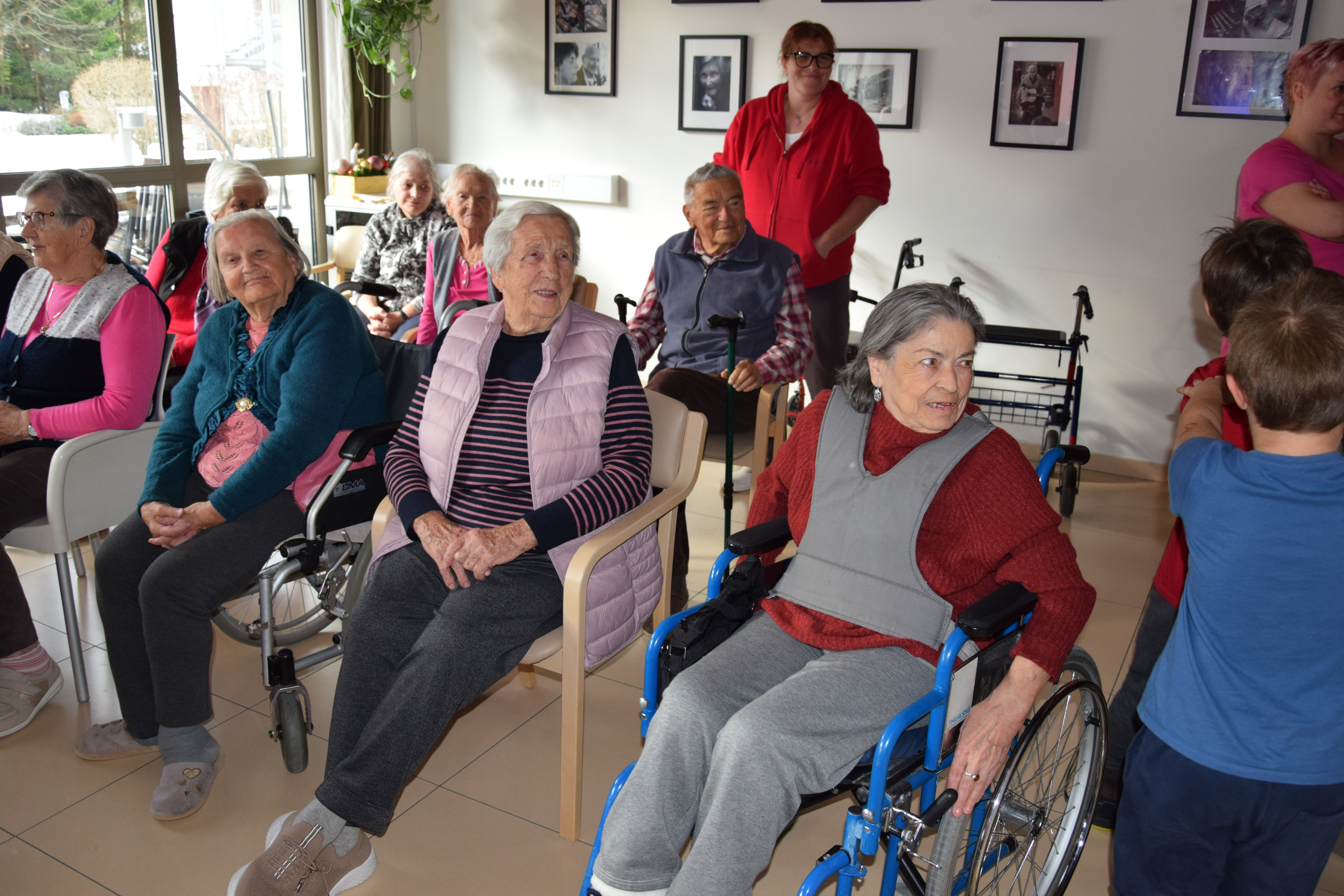 Medgeneracijska zabava v avli: Zaplešimo in zapojmo skupaj s Sento v avli