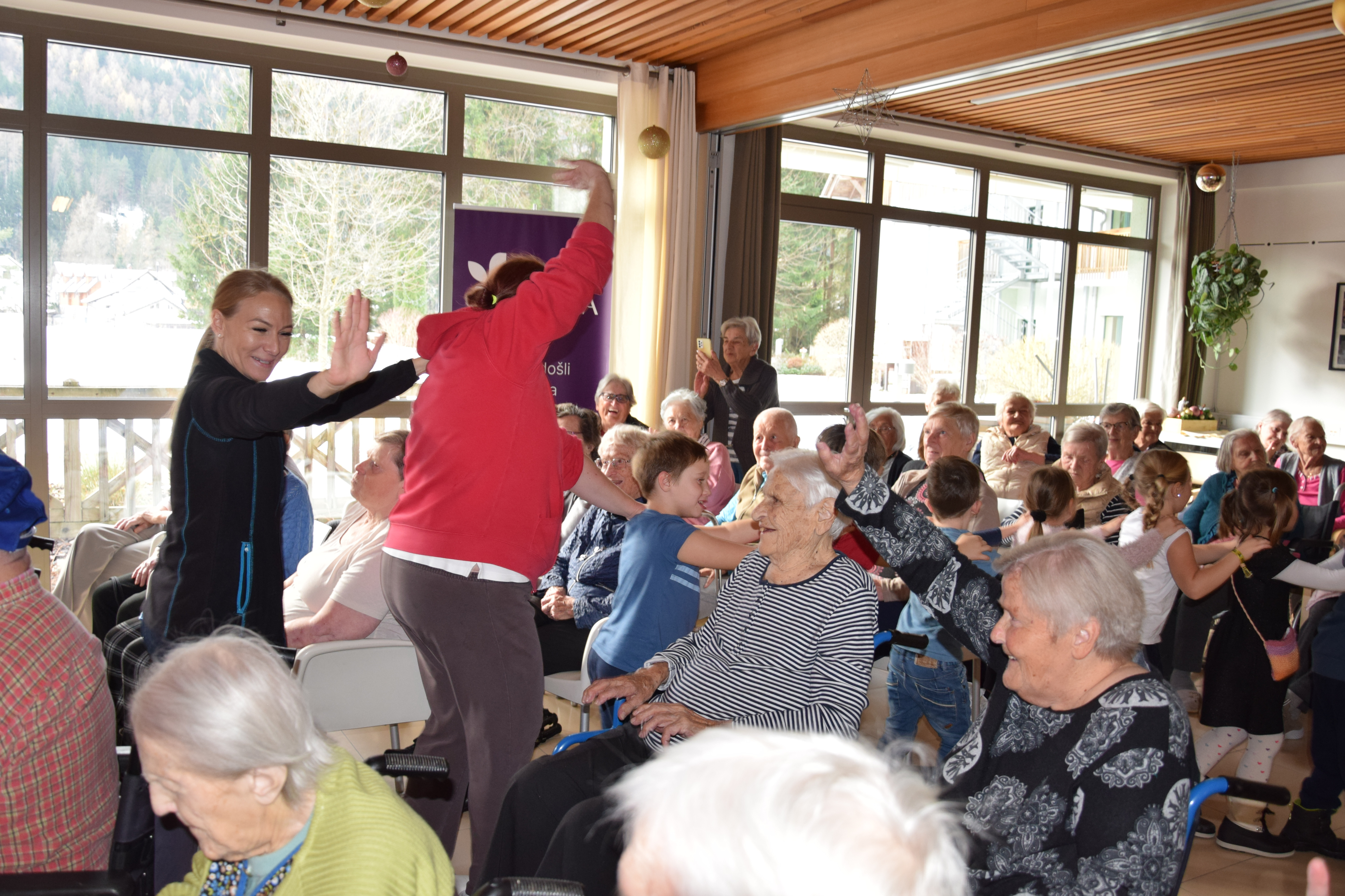Medgeneracijska zabava v avli: Zaplešimo in zapojmo skupaj s Sento v avli