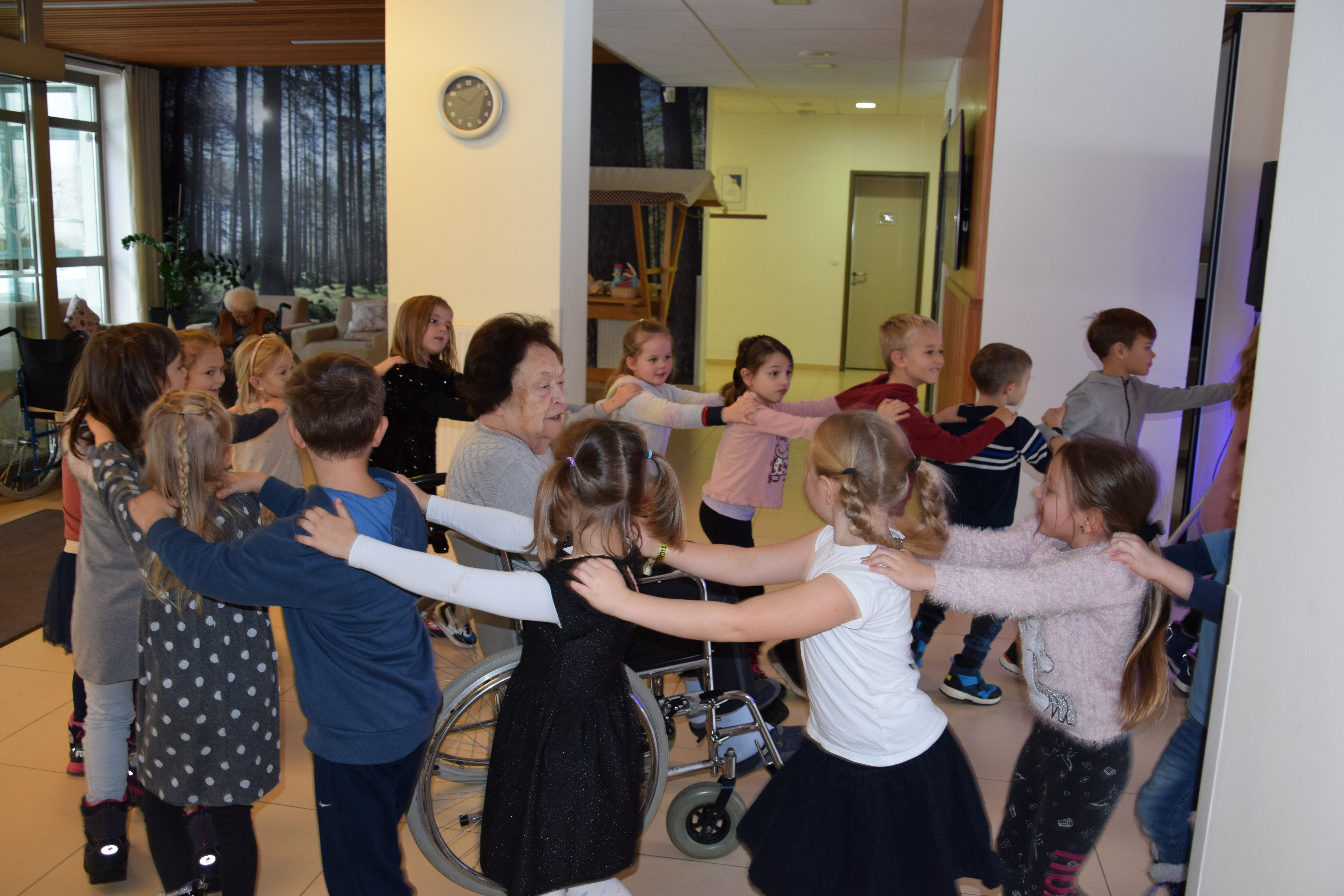 Medgeneracijska zabava v avli: Zaplešimo in zapojmo skupaj s Sento v avli