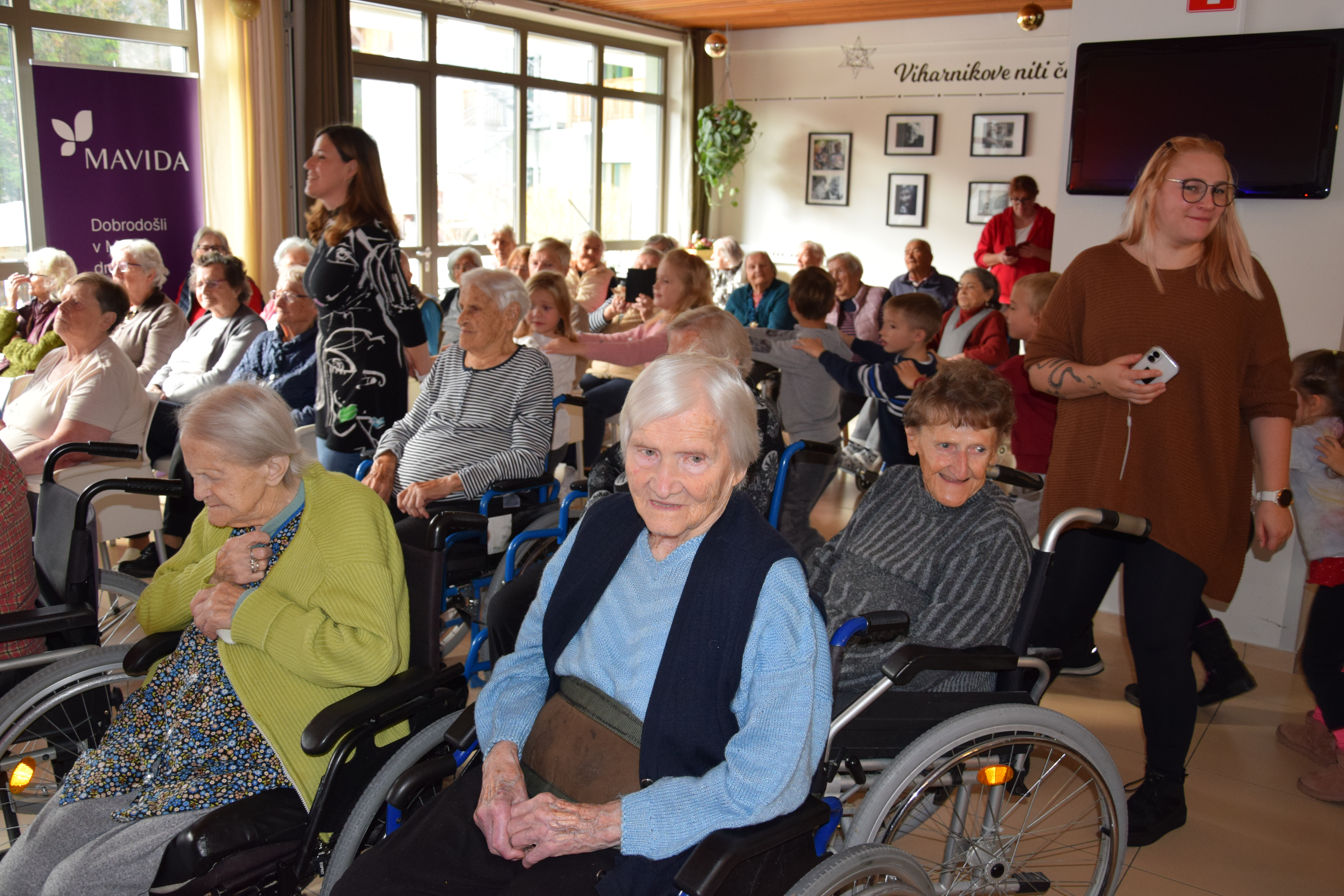 Medgeneracijska zabava v avli: Zaplešimo in zapojmo skupaj s Sento v avli