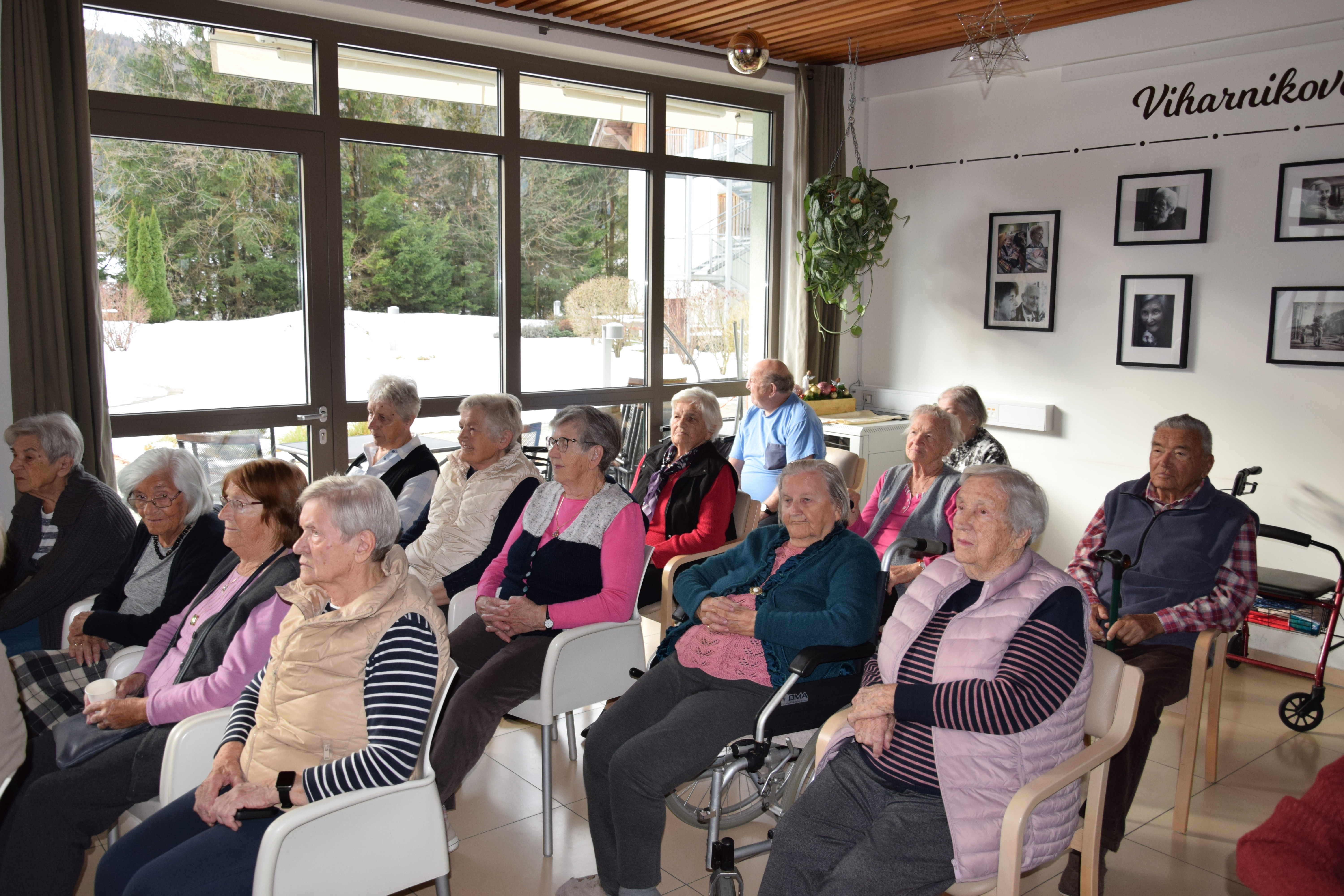 Medgeneracijska zabava v avli: Zaplešimo in zapojmo skupaj s Sento v avli
