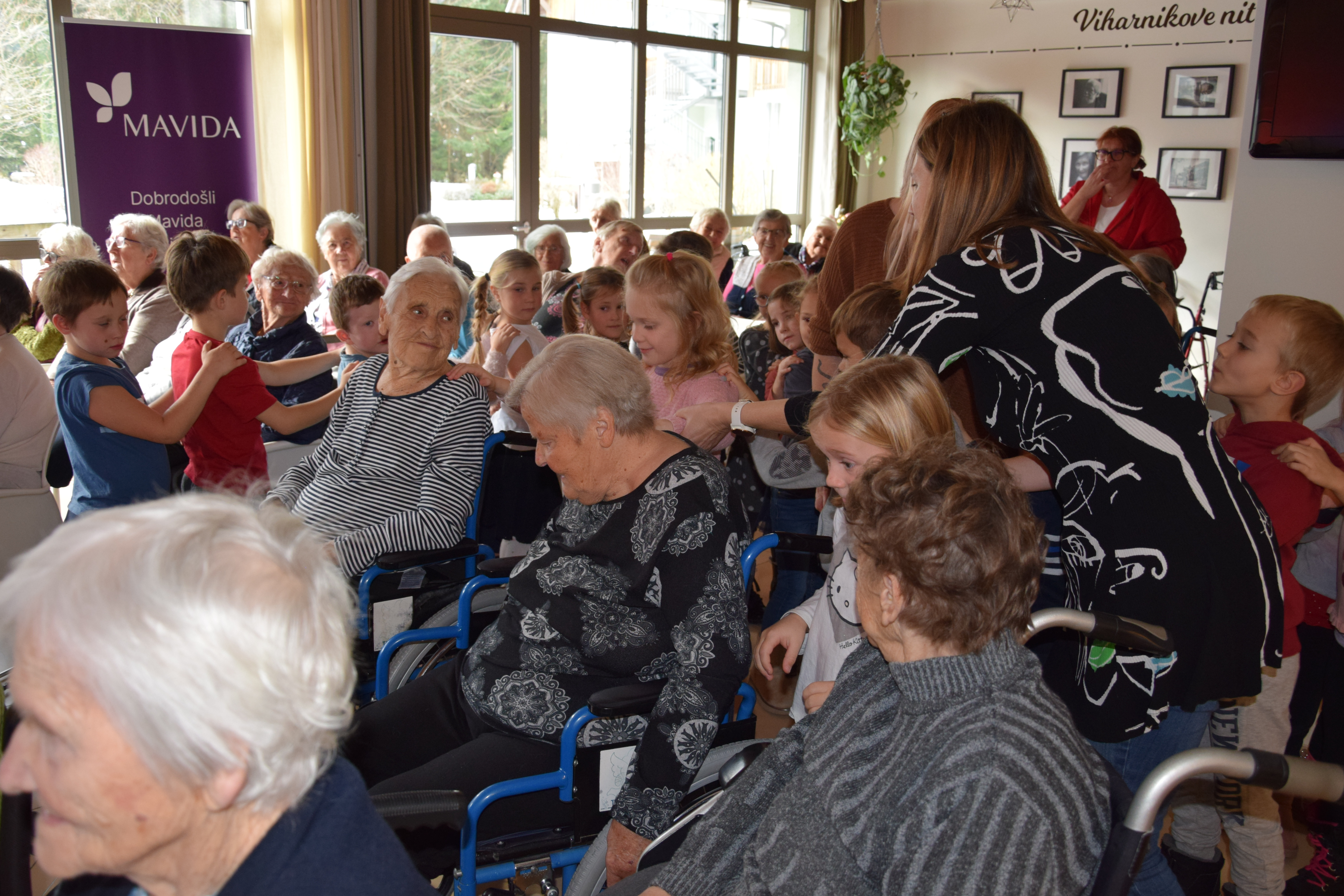 Medgeneracijska zabava v avli: Zaplešimo in zapojmo skupaj s Sento v avli