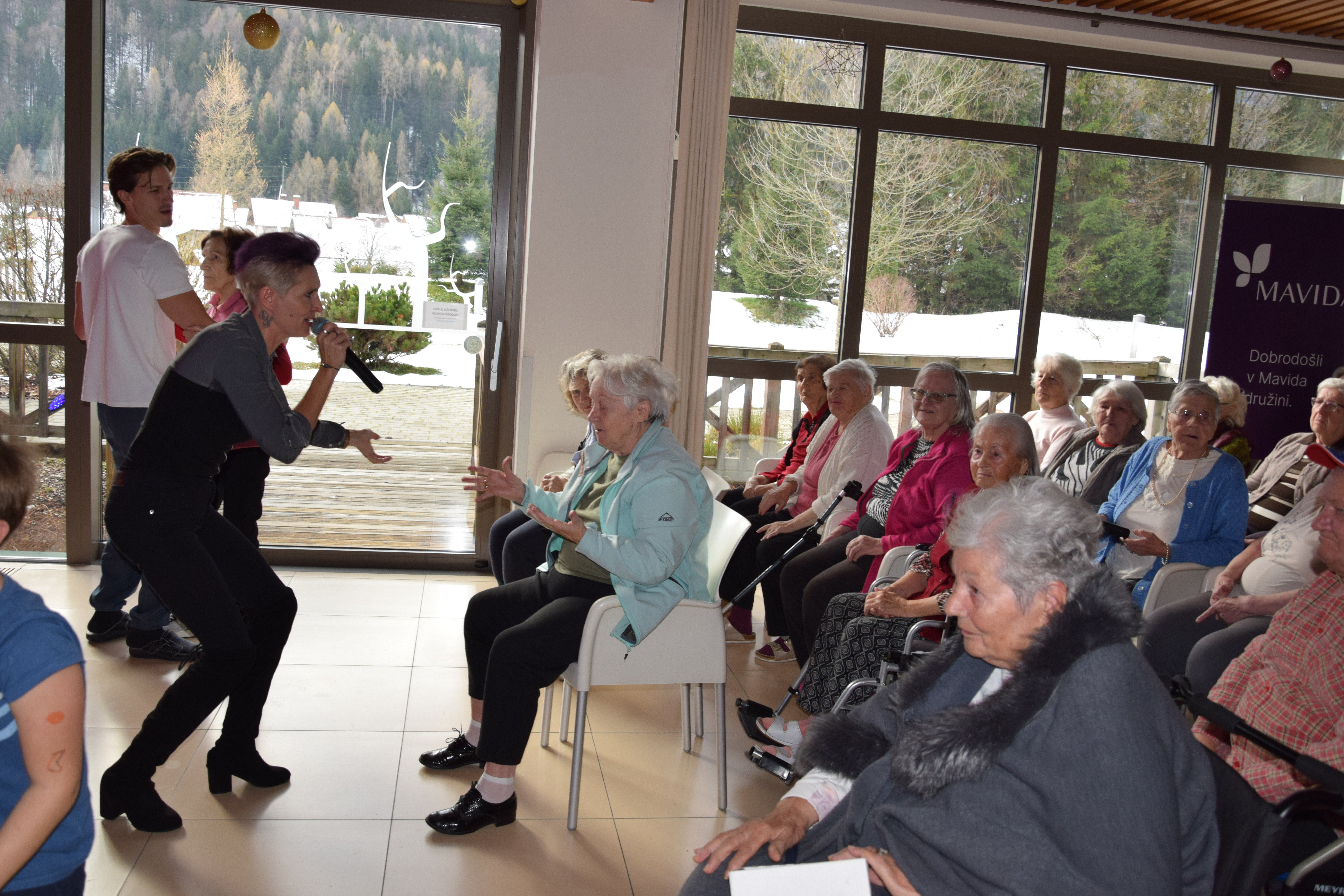 Medgeneracijska zabava v avli: Zaplešimo in zapojmo skupaj s Sento v avli