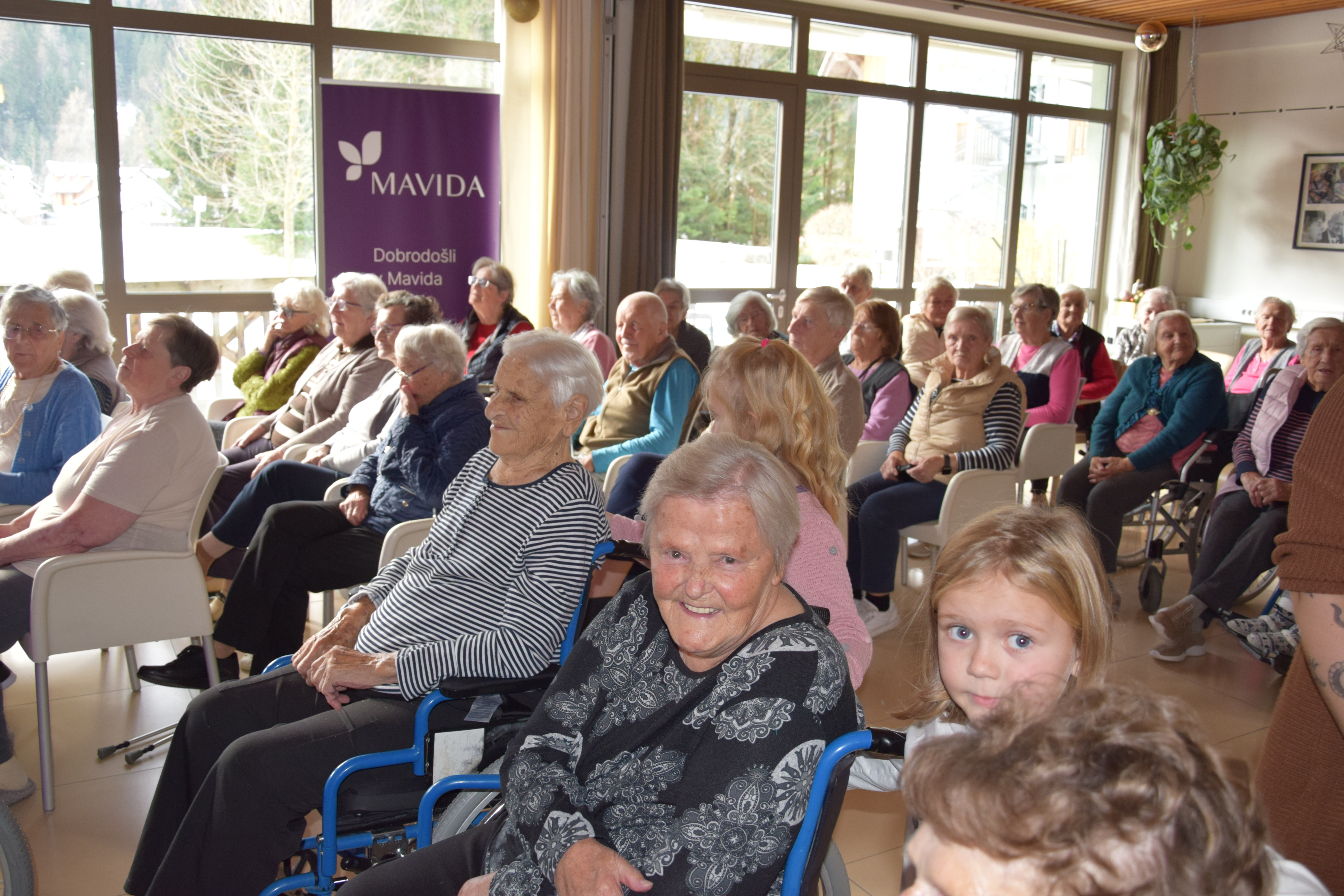 Medgeneracijska zabava v avli: Zaplešimo in zapojmo skupaj s Sento v avli