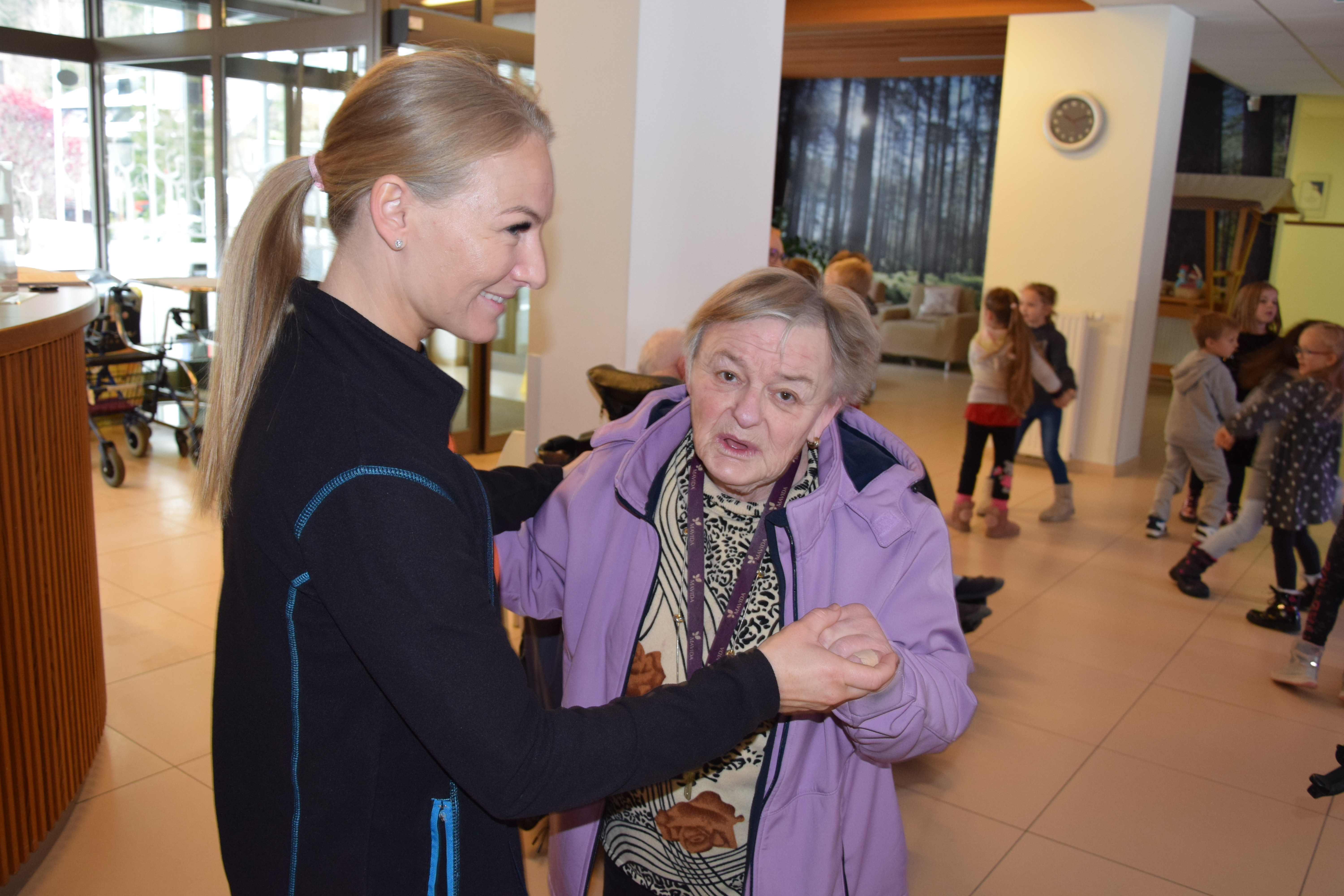Medgeneracijska zabava v avli: Zaplešimo in zapojmo skupaj s Sento v avli