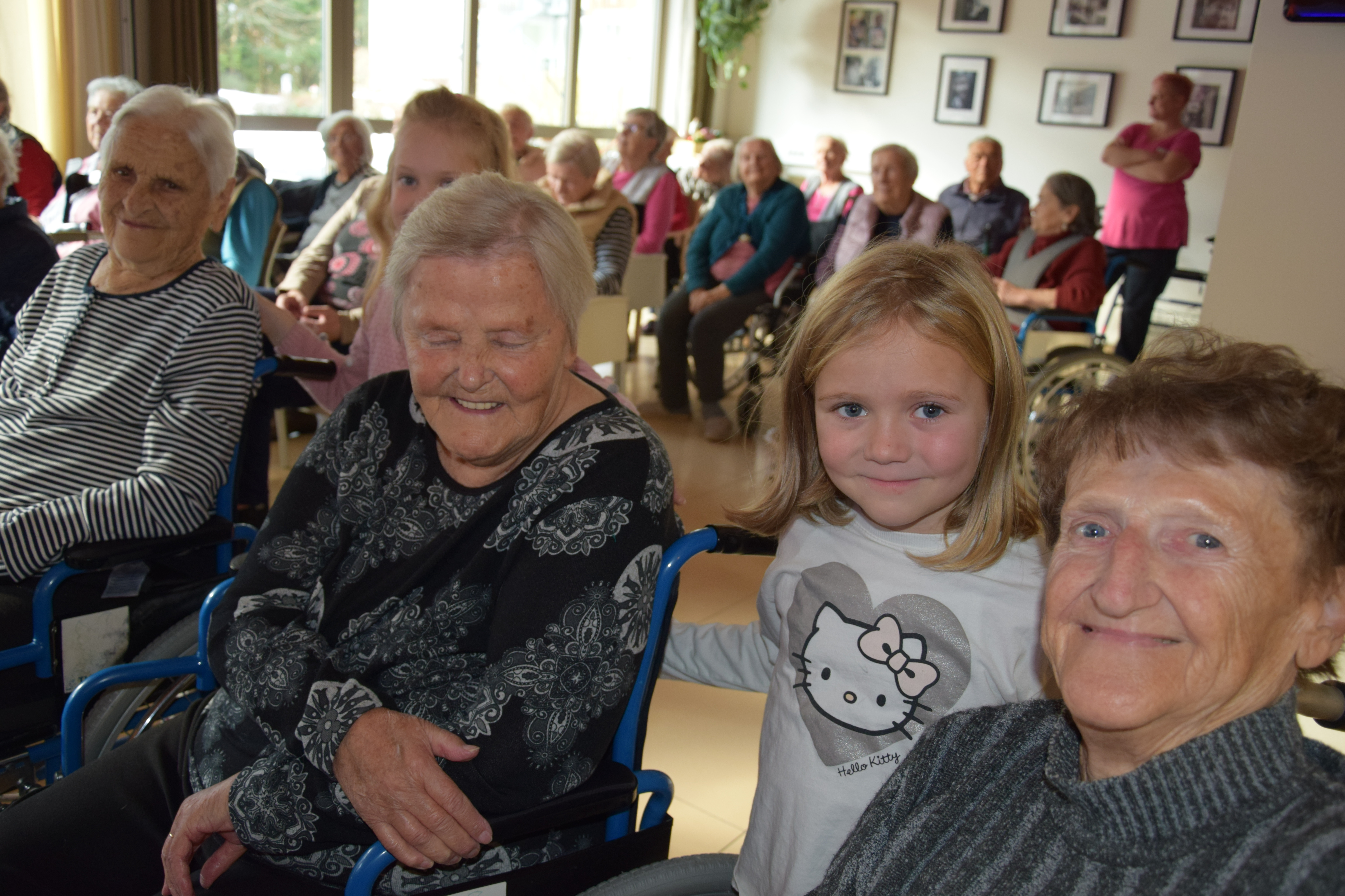 Medgeneracijska zabava v avli: Zaplešimo in zapojmo skupaj s Sento v avli