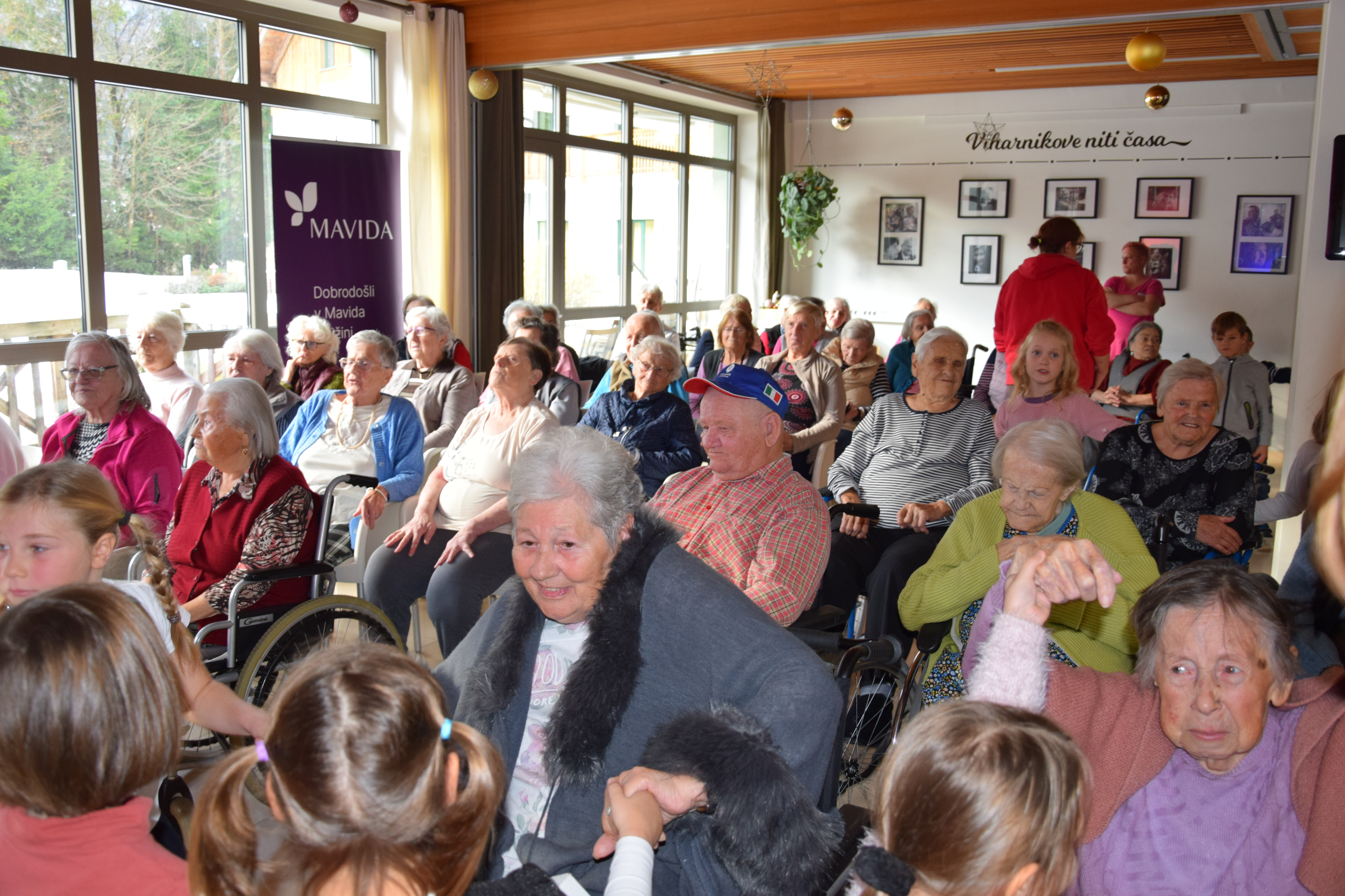 Medgeneracijska zabava v avli: Zaplešimo in zapojmo skupaj s Sento v avli