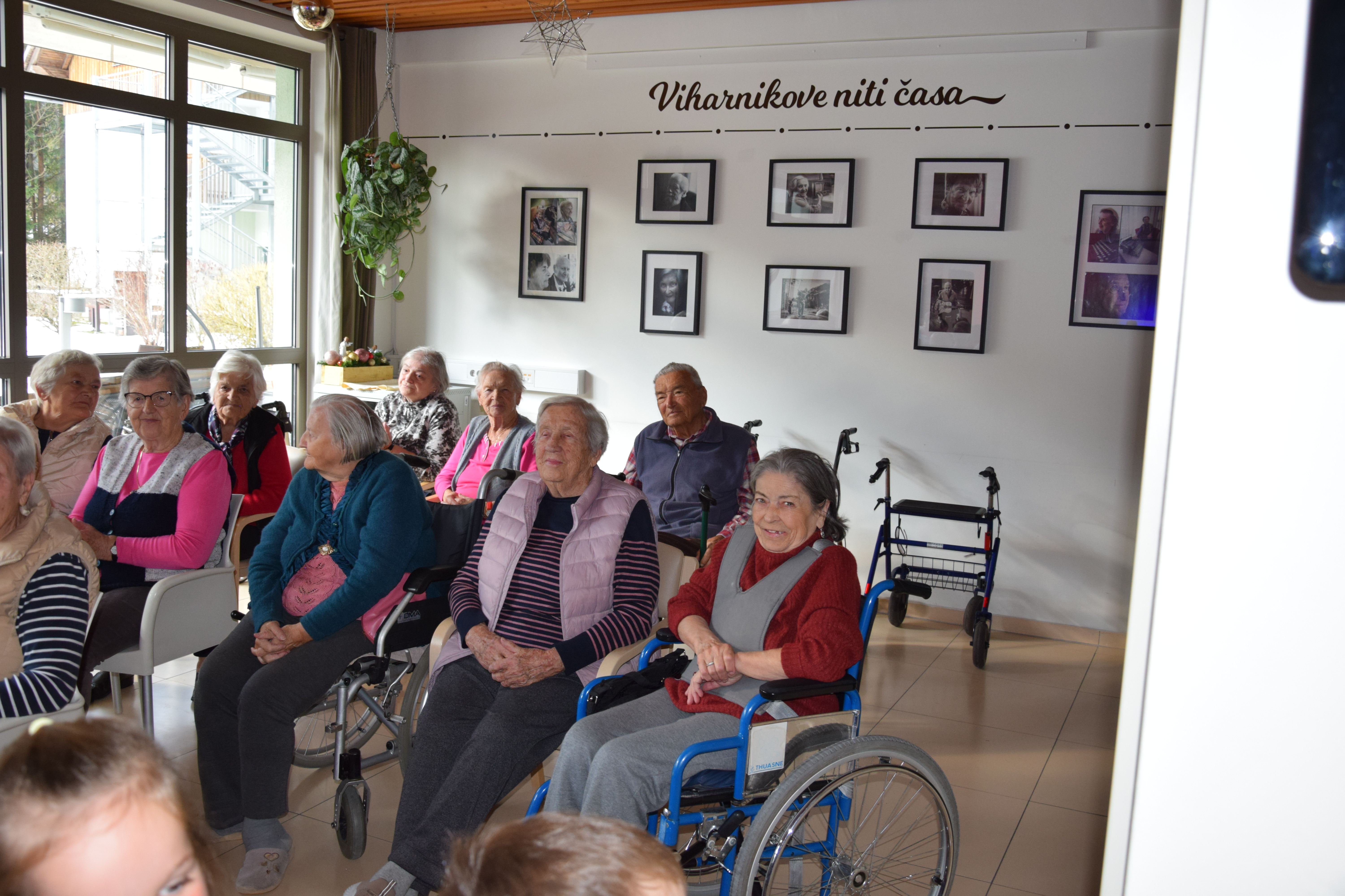 Medgeneracijska zabava v avli: Zaplešimo in zapojmo skupaj s Sento v avli