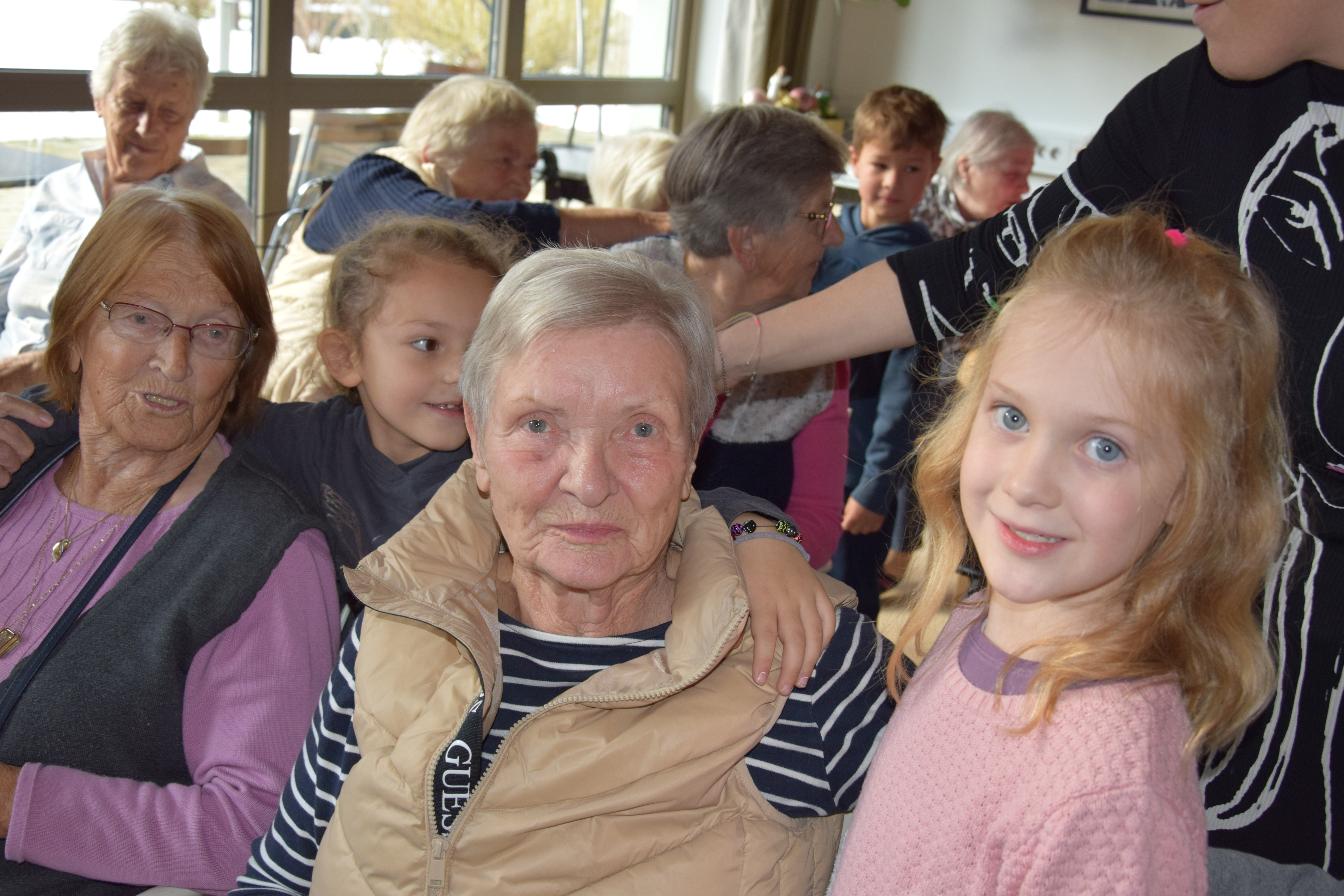 Medgeneracijska zabava v avli: Zaplešimo in zapojmo skupaj s Sento v avli