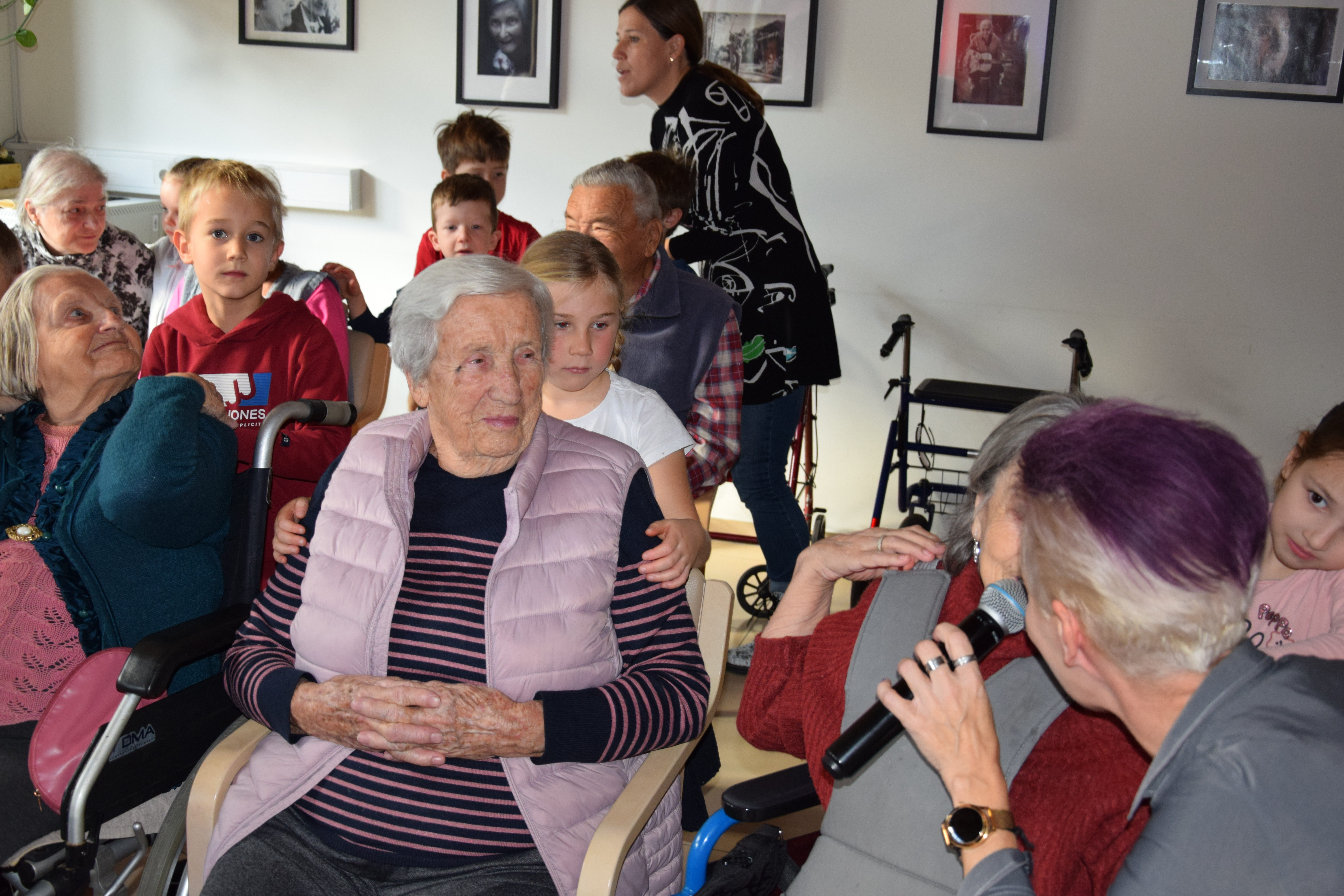 Medgeneracijska zabava v avli: Zaplešimo in zapojmo skupaj s Sento v avli