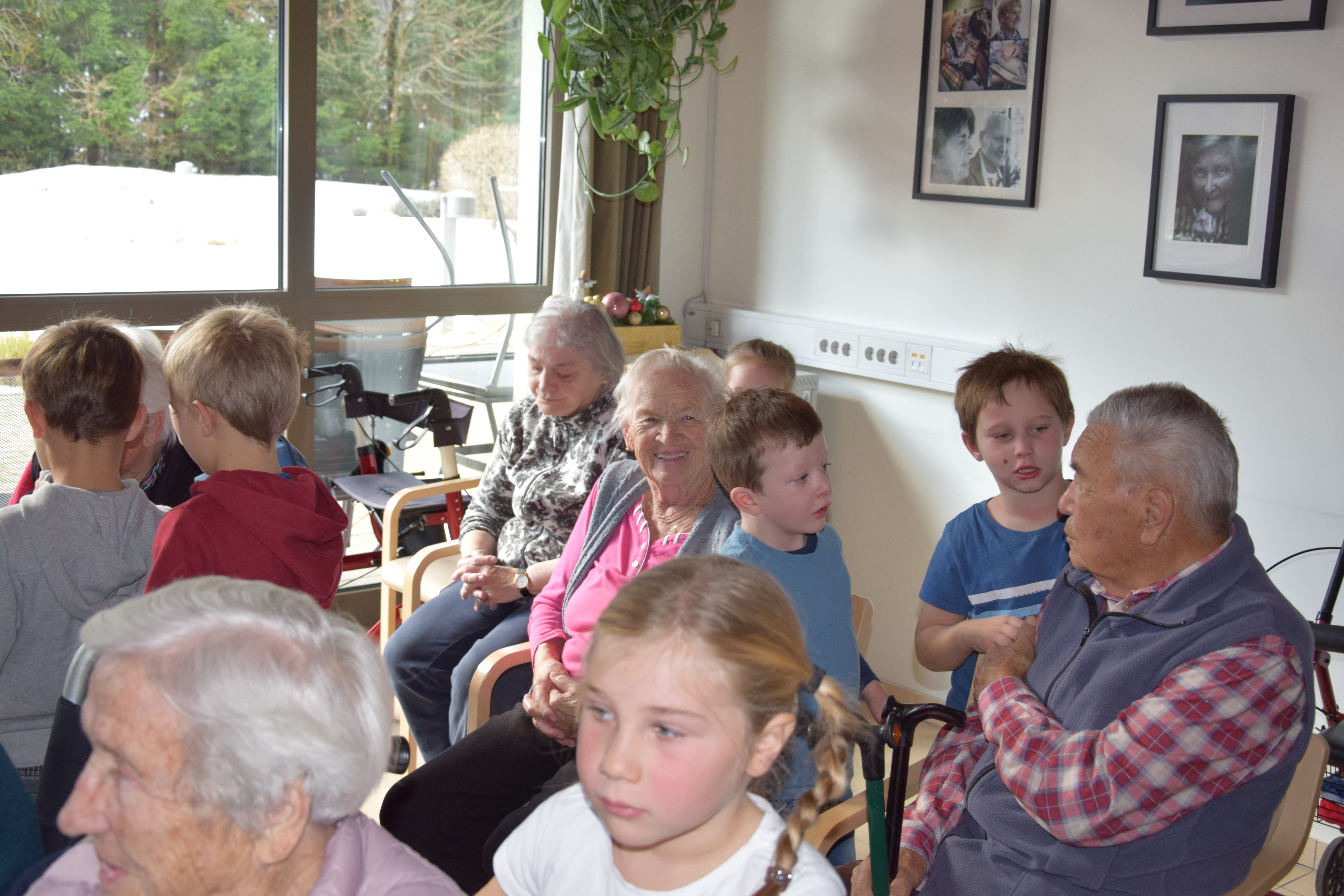 Medgeneracijska zabava v avli: Zaplešimo in zapojmo skupaj s Sento v avli