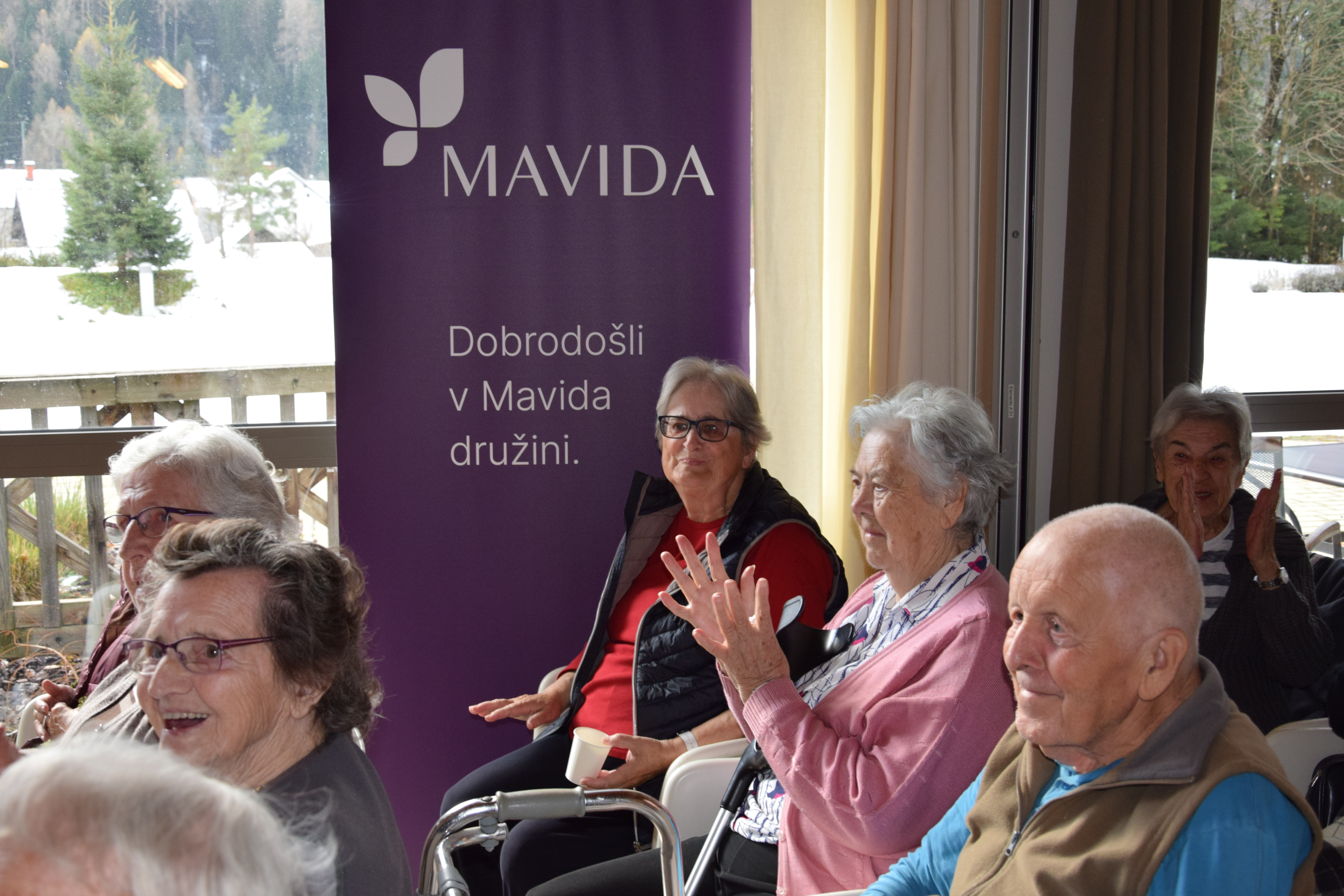 Medgeneracijska zabava v avli: Zaplešimo in zapojmo skupaj s Sento v avli