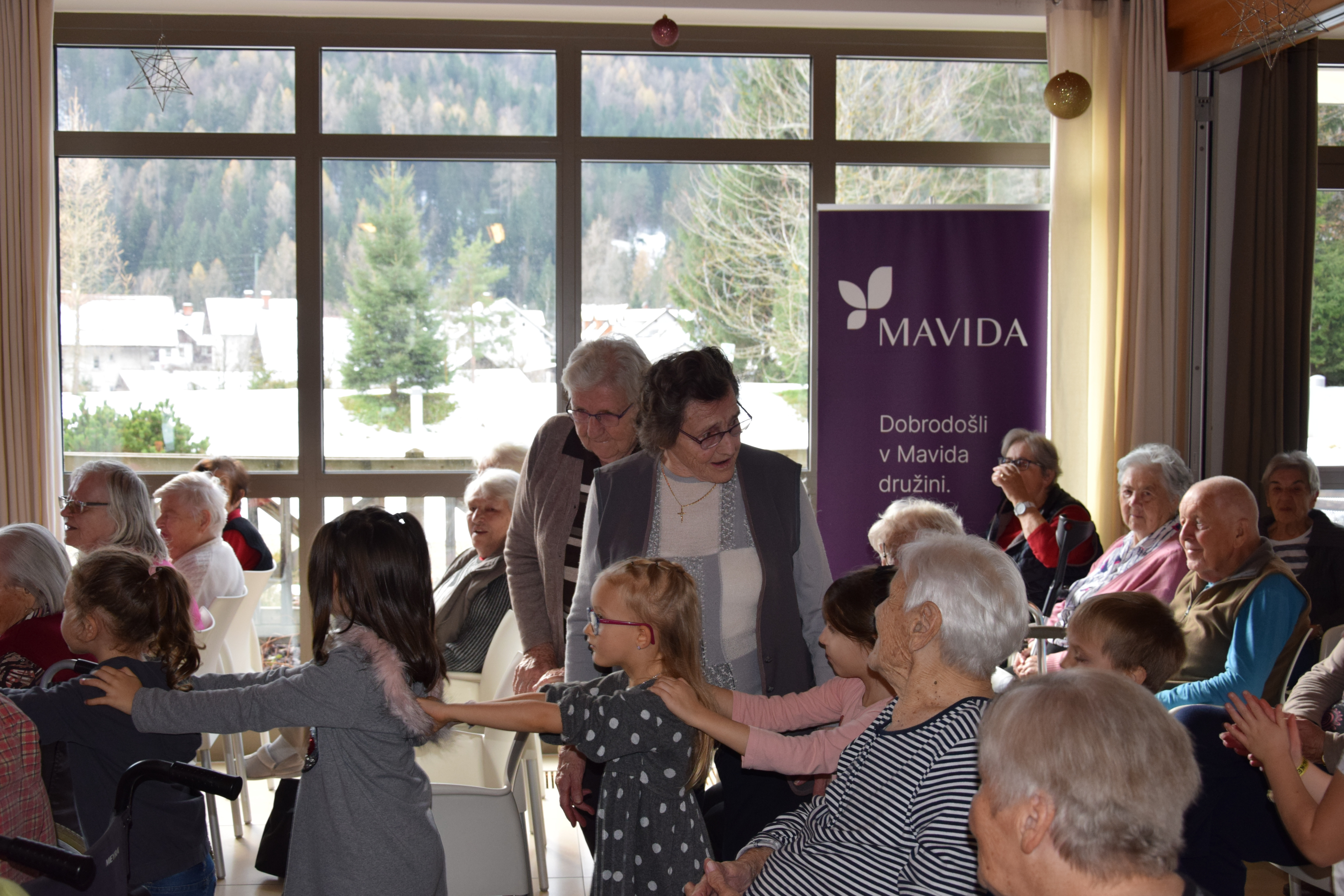 Medgeneracijska zabava v avli: Zaplešimo in zapojmo skupaj s Sento v avli