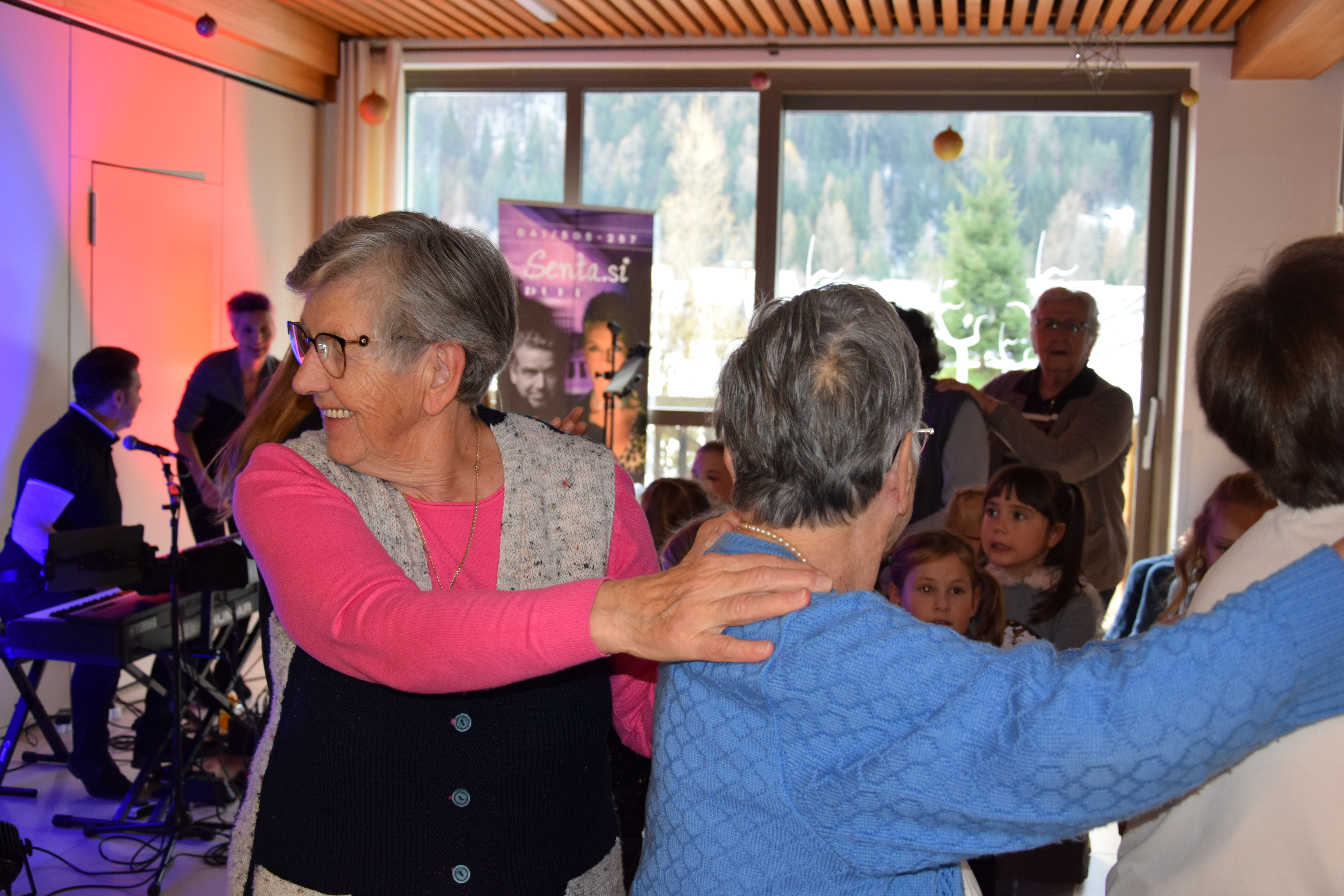 Medgeneracijska zabava v avli: Zaplešimo in zapojmo skupaj s Sento v avli