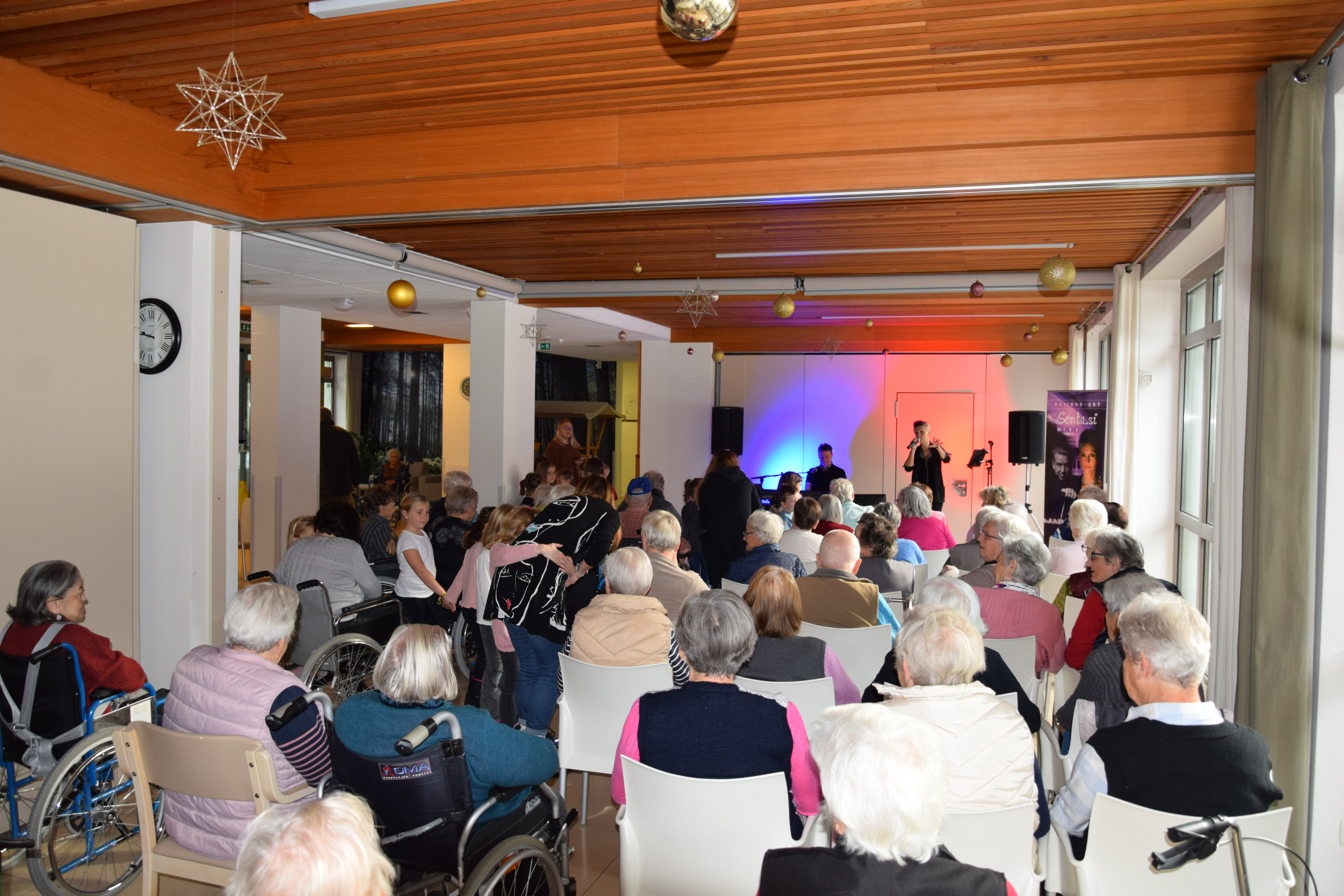 Medgeneracijska zabava v avli: Zaplešimo in zapojmo skupaj s Sento v avli