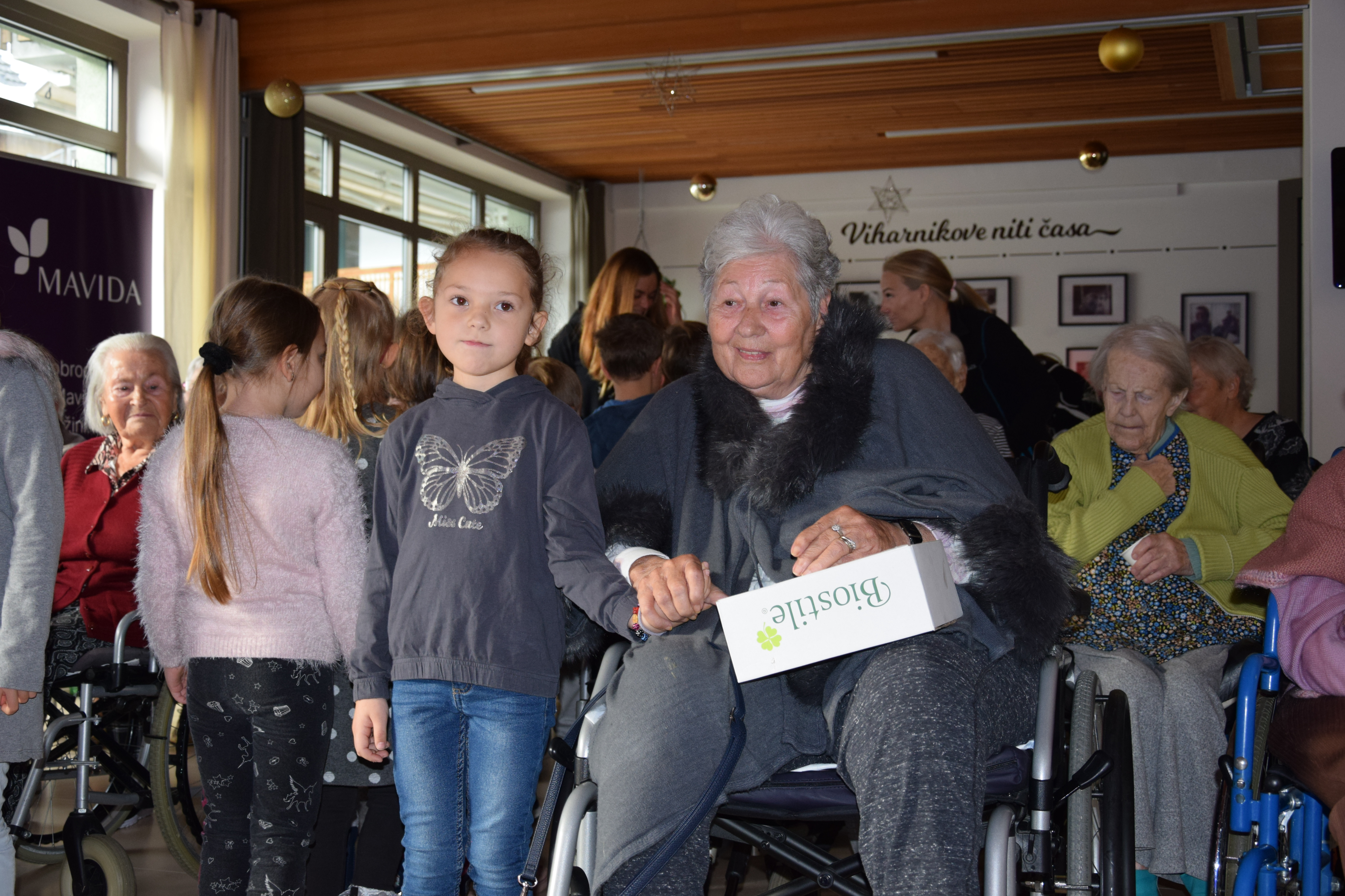 Medgeneracijska zabava v avli: Zaplešimo in zapojmo skupaj s Sento v avli