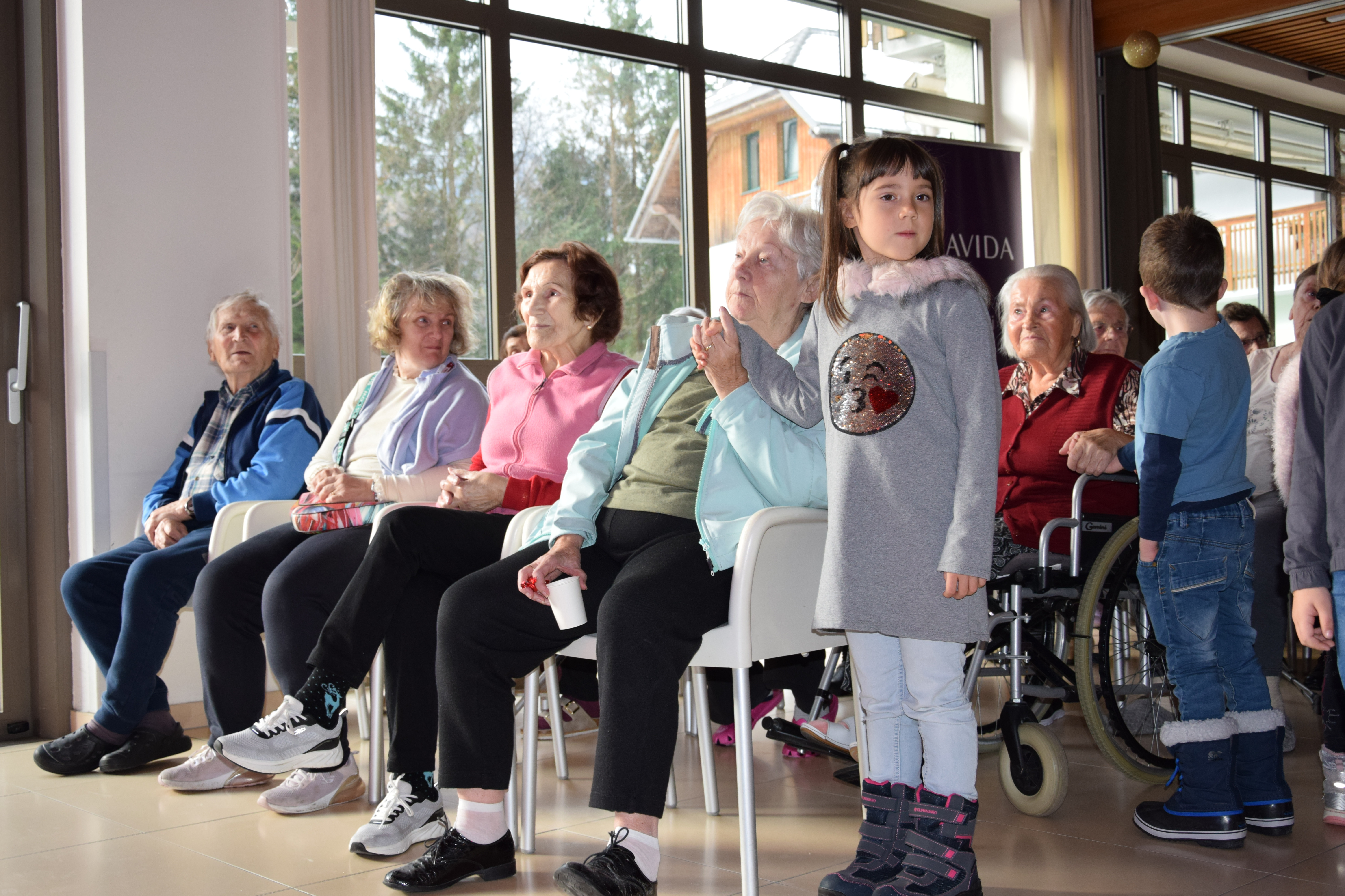 Medgeneracijska zabava v avli: Zaplešimo in zapojmo skupaj s Sento v avli