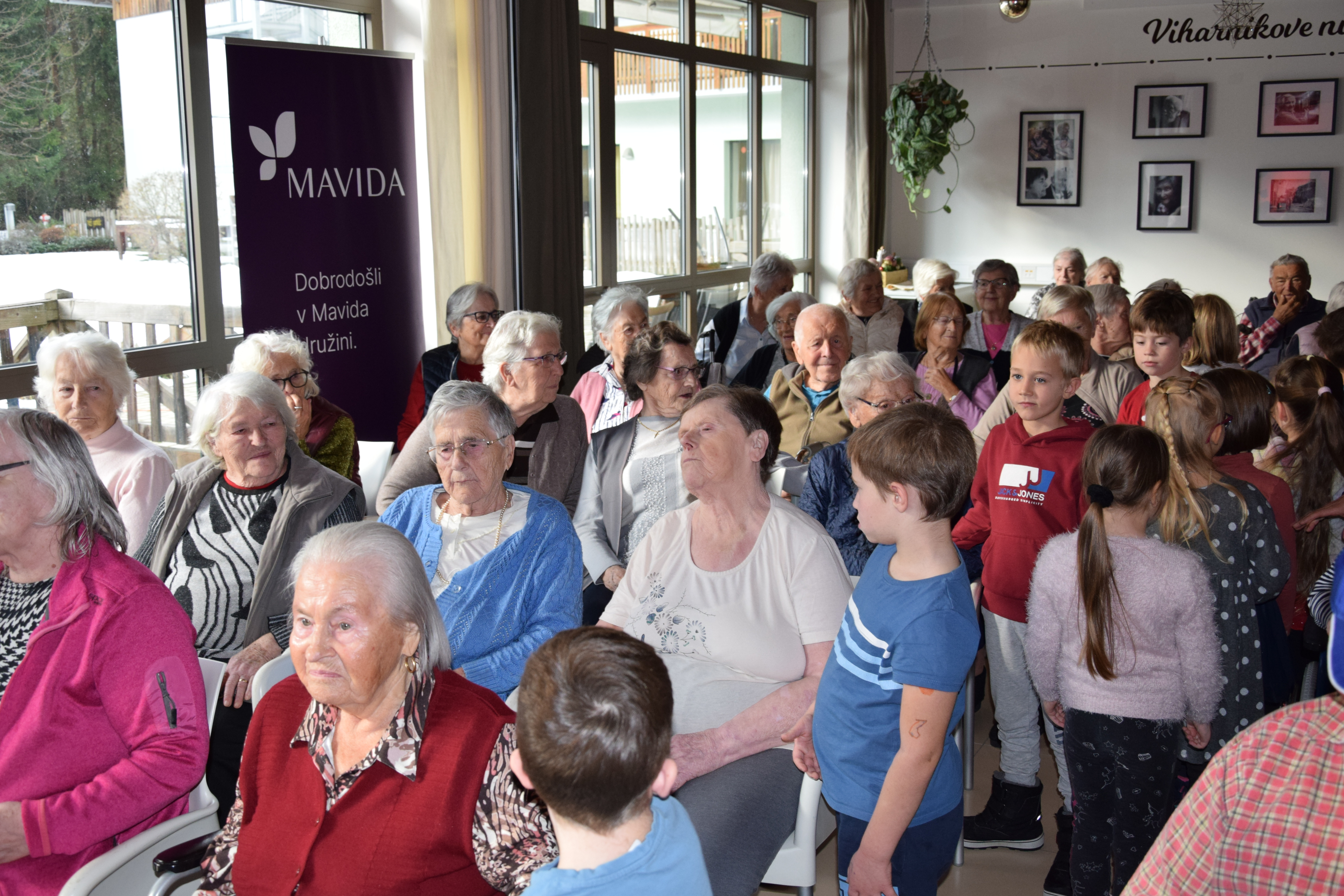 Medgeneracijska zabava v avli: Zaplešimo in zapojmo skupaj s Sento v avli