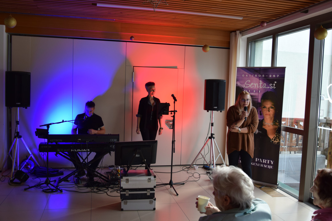 Medgeneracijska zabava v avli: Zaplešimo in zapojmo skupaj s Sento v avli