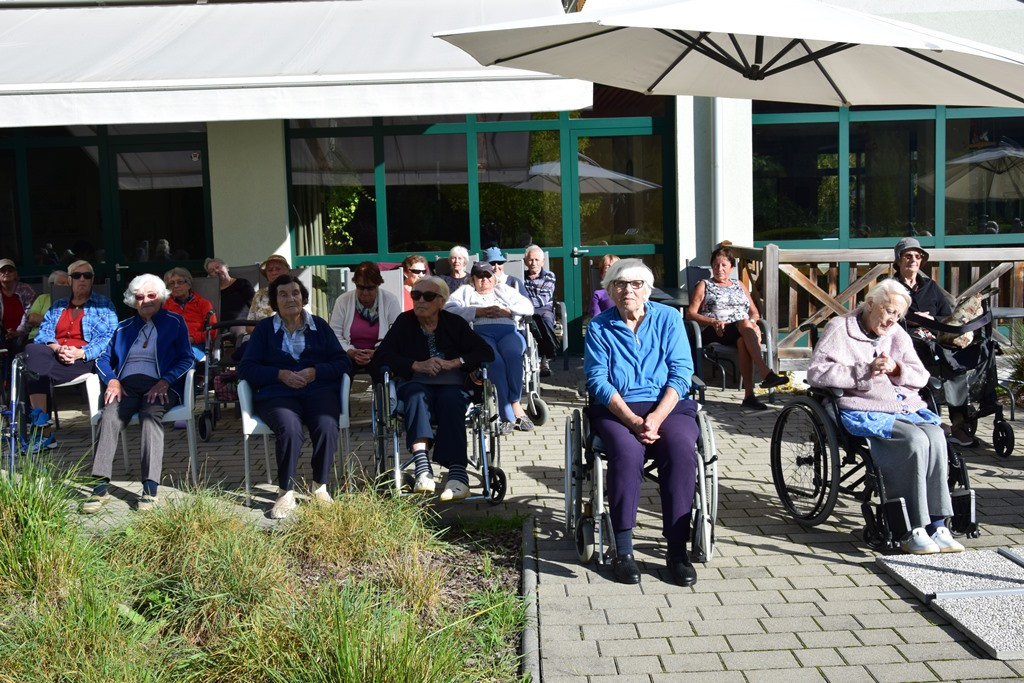 Mednarodni dan starejših v domu Viharnik