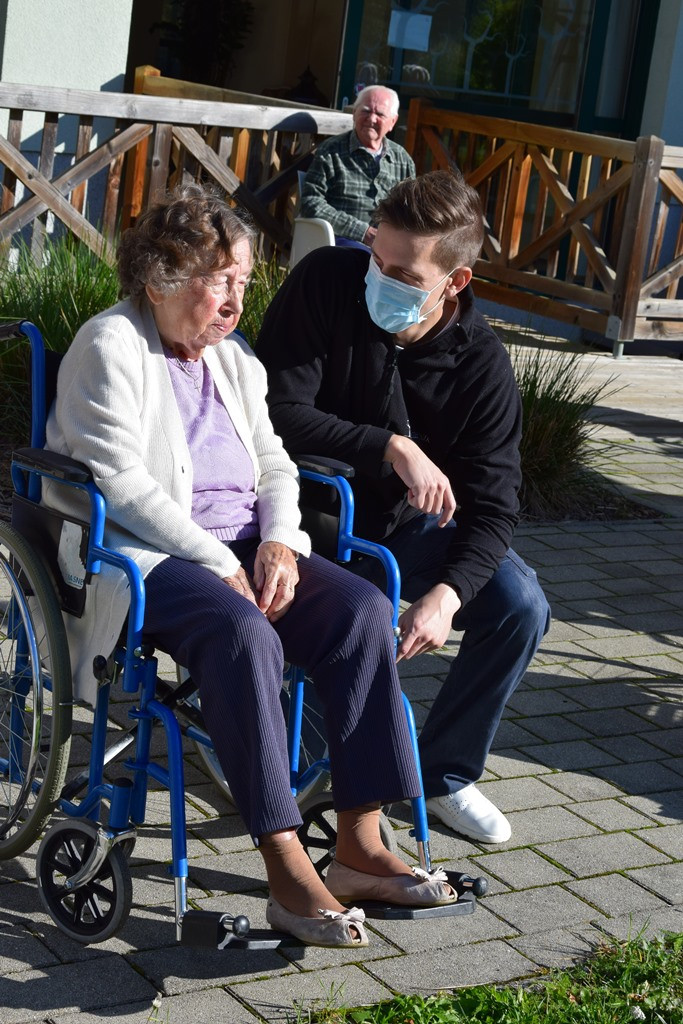 Mednarodni dan starejših v domu Viharnik