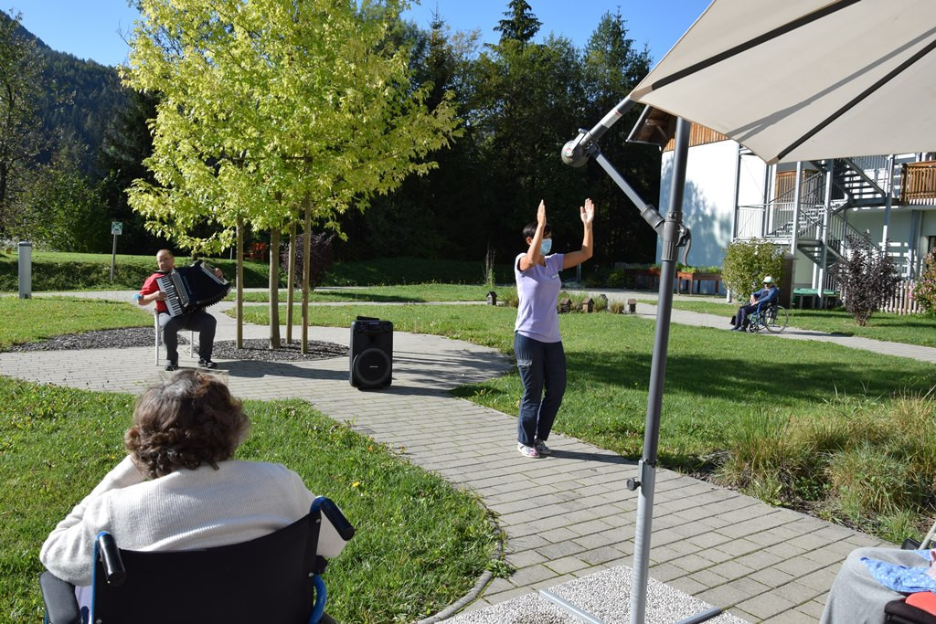 Mednarodni dan starejših v domu Viharnik