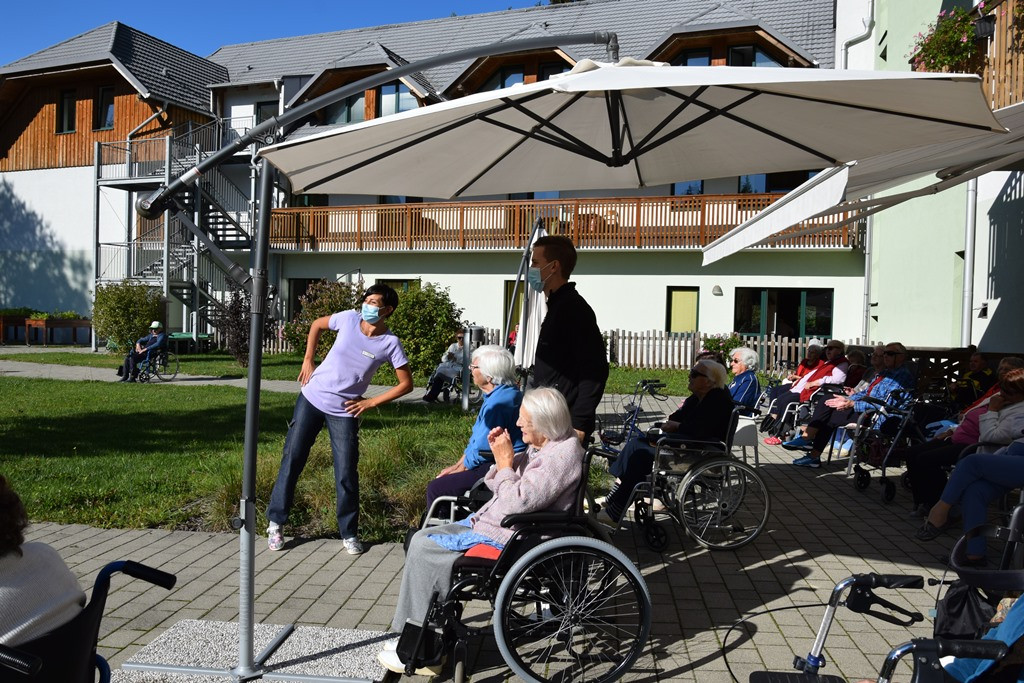 Mednarodni dan starejših v domu Viharnik