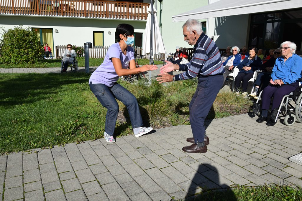 Mednarodni dan starejših v domu Viharnik