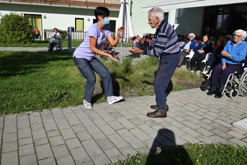 Mednarodni dan starejših v domu Viharnik