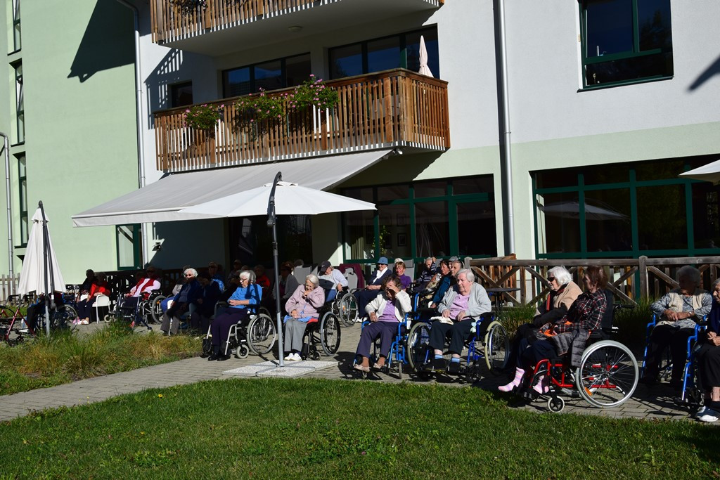 Mednarodni dan starejših v domu Viharnik