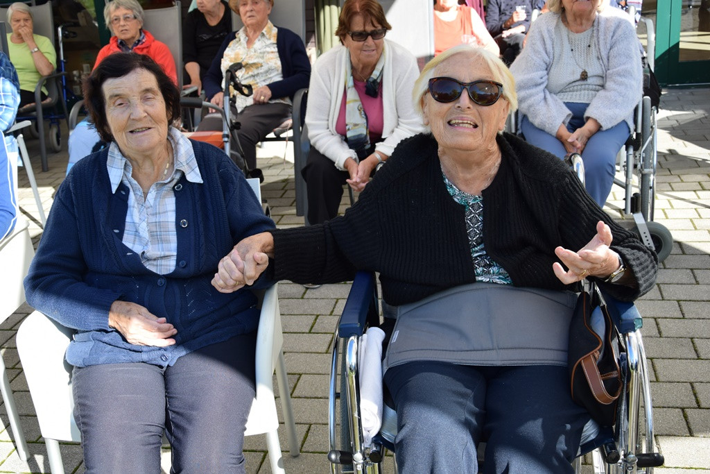 Mednarodni dan starejših v domu Viharnik