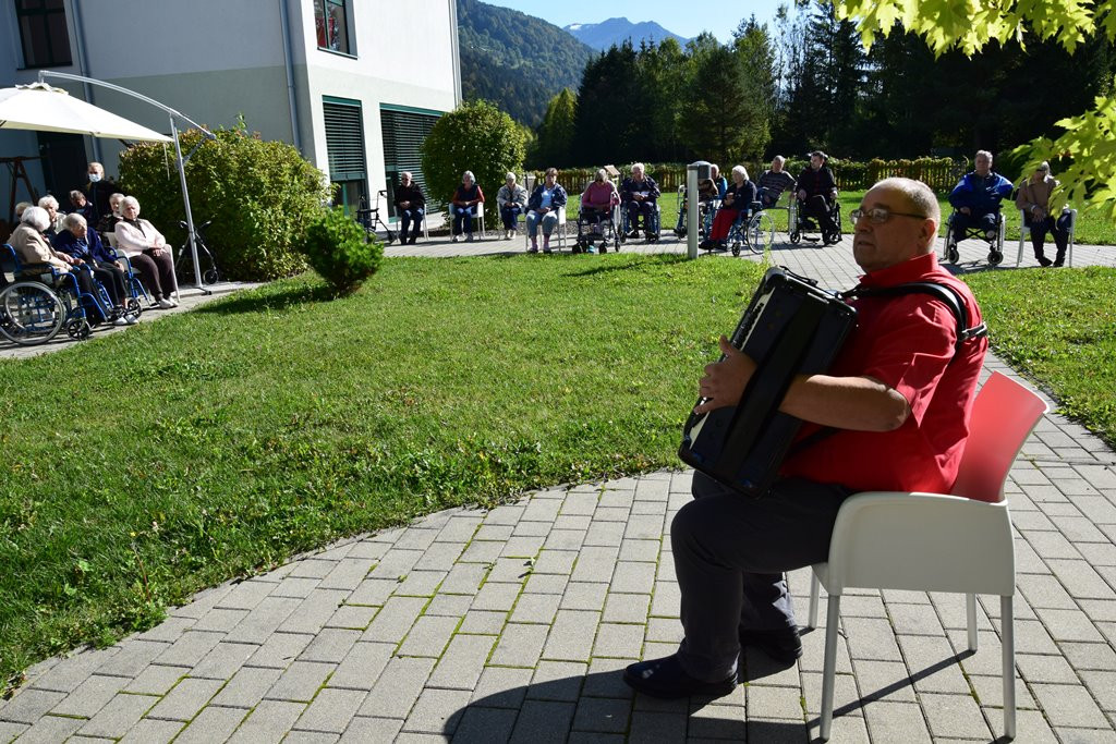 Mednarodni dan starejših v domu Viharnik