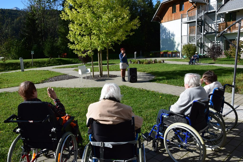 Mednarodni dan starejših v domu Viharnik