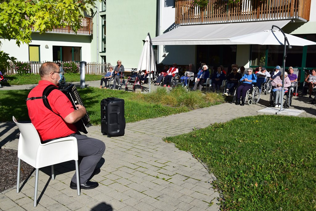 Mednarodni dan starejših v domu Viharnik