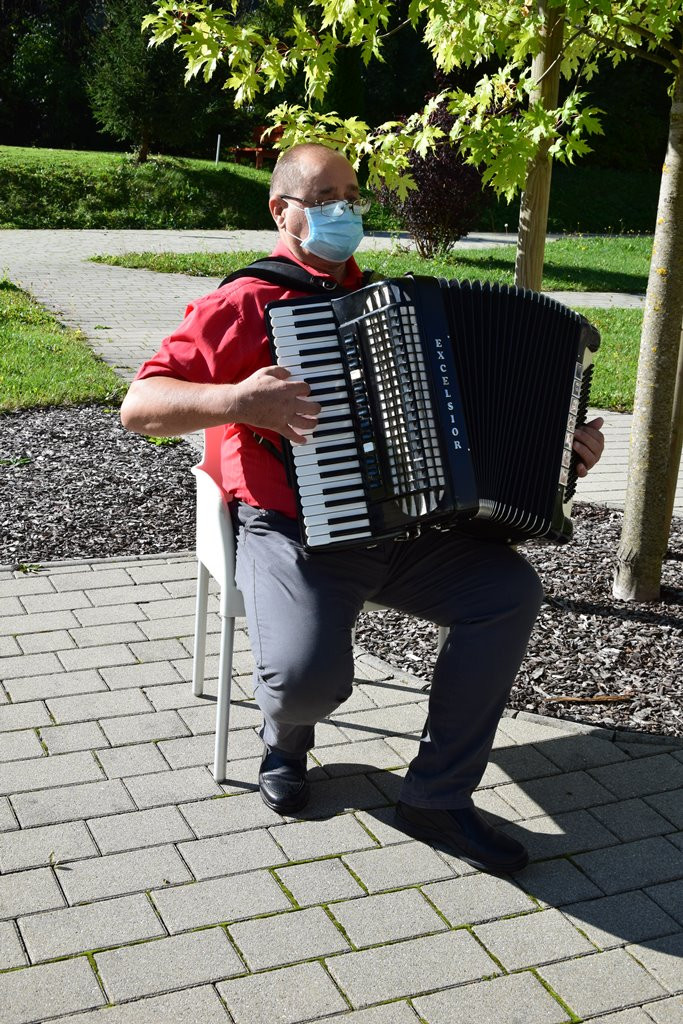 Mednarodni dan starejših v domu Viharnik