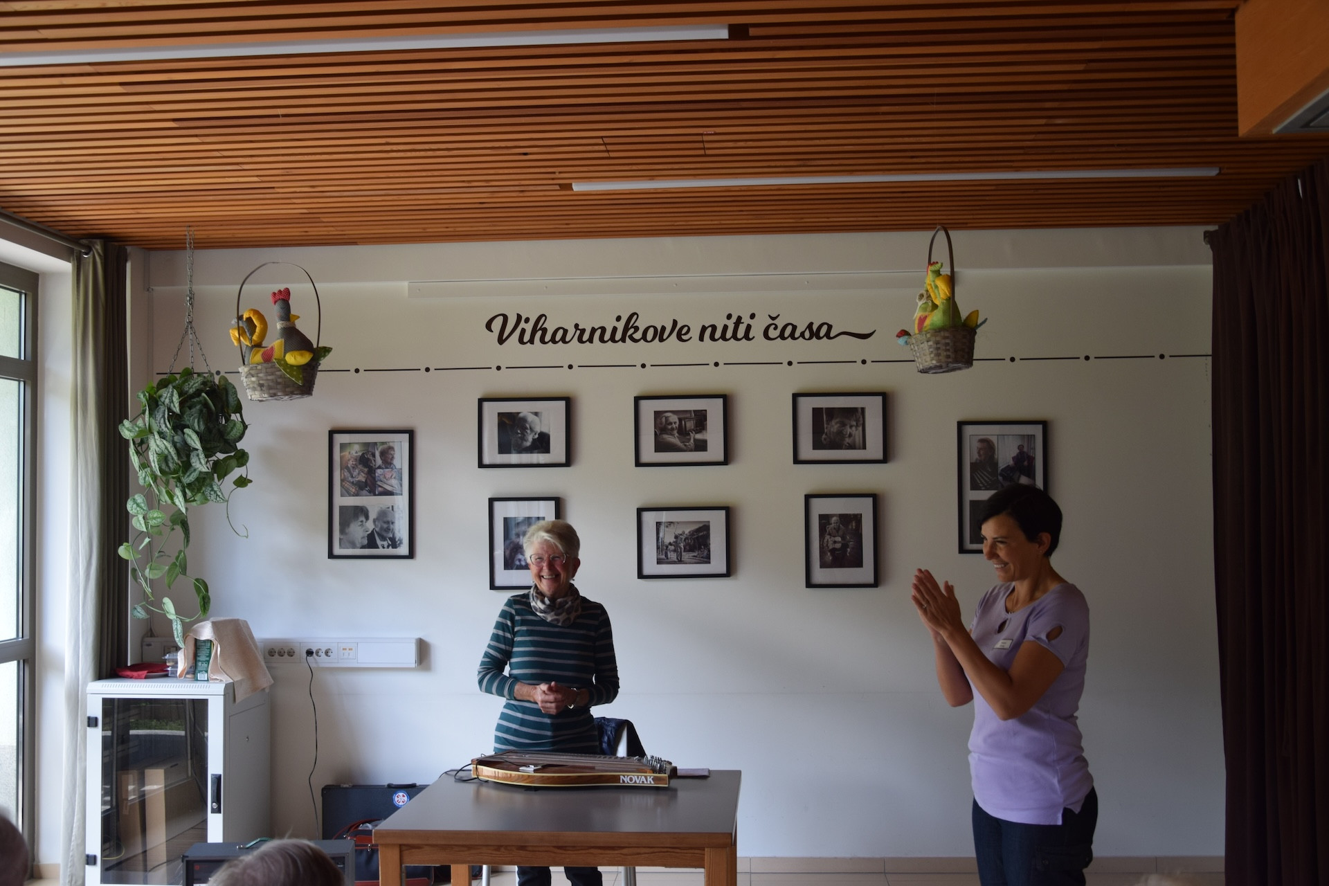 Nastop citrarke Danice Butinar v avli