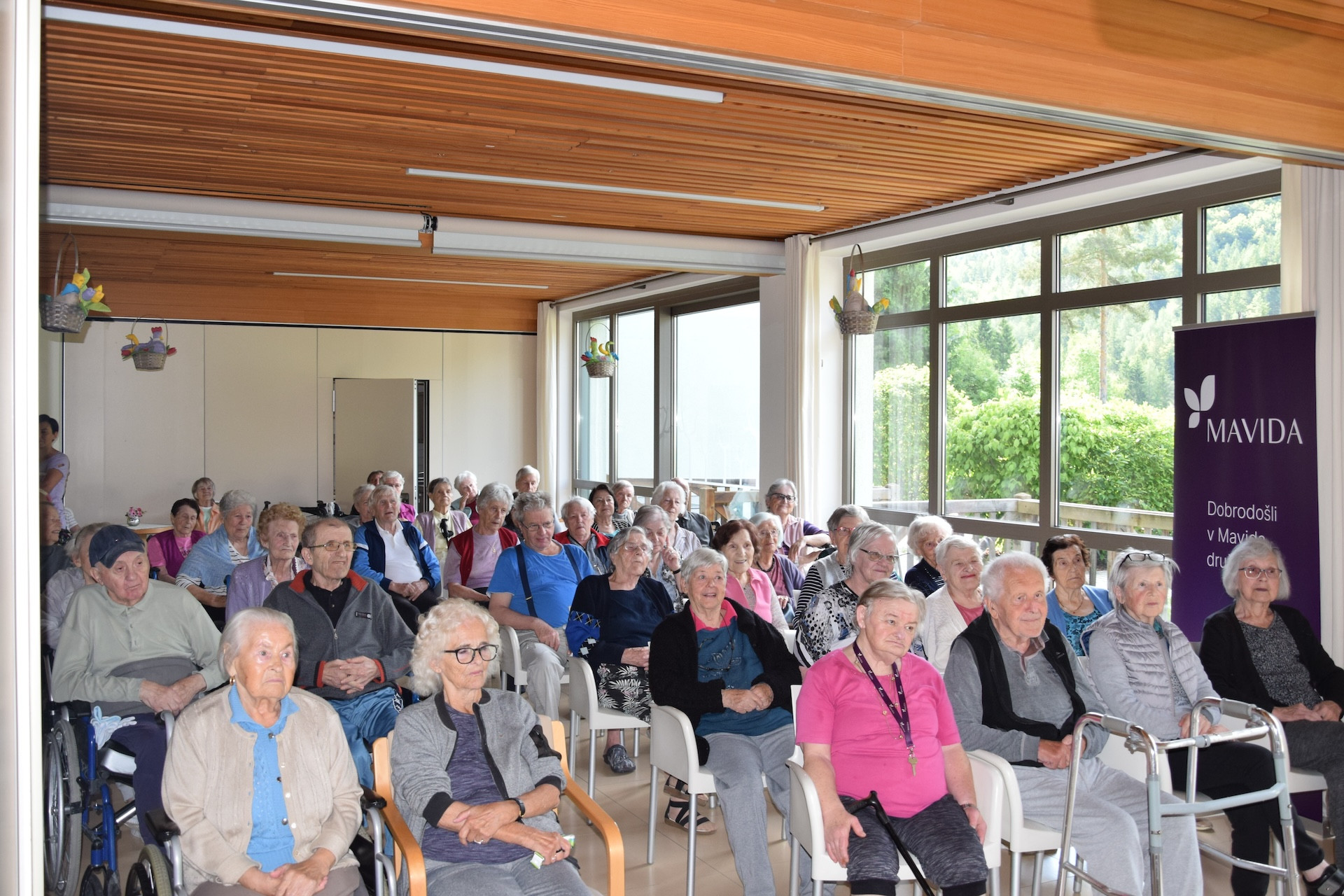 Nastop citrarke Danice Butinar v avli