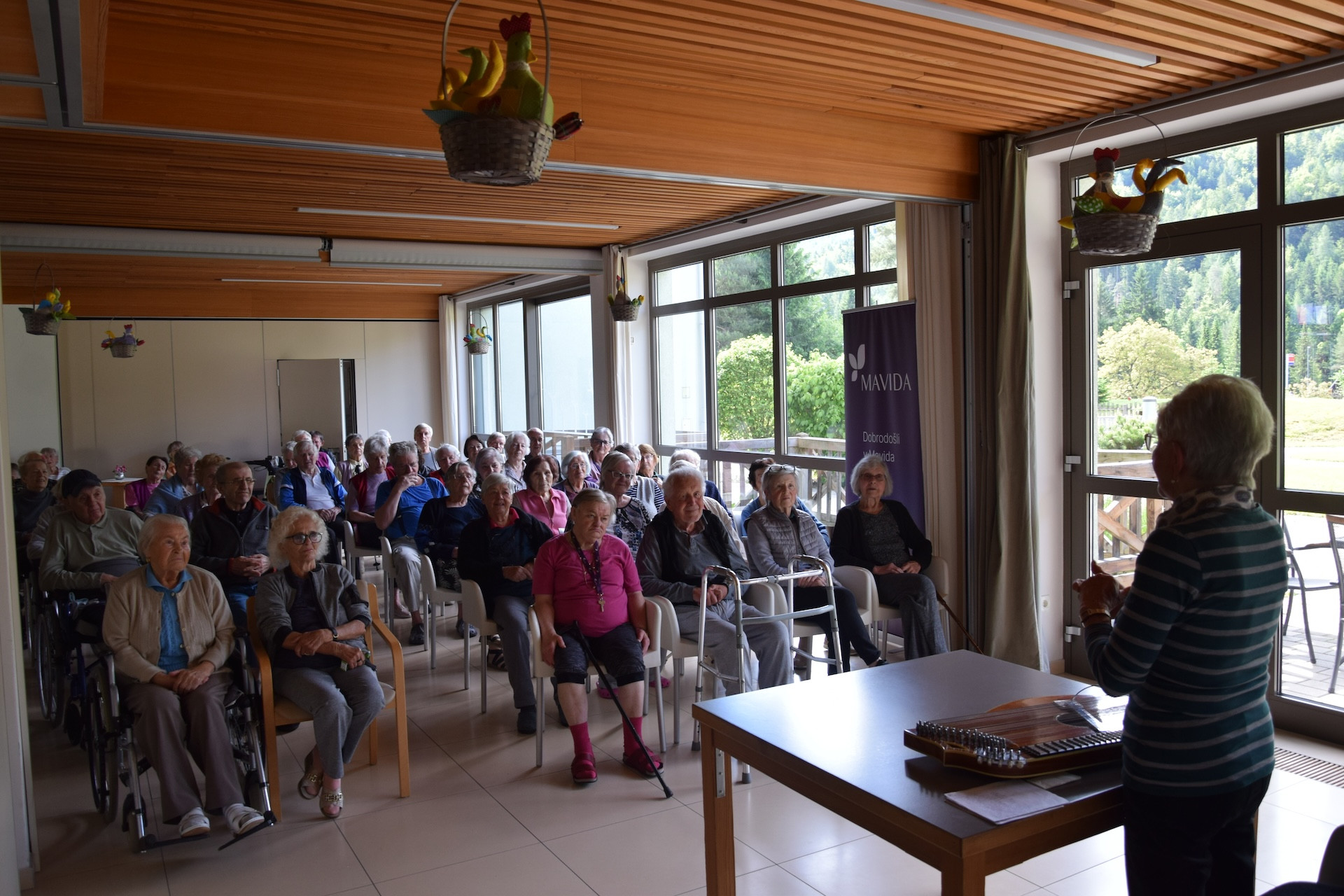 Nastop citrarke Danice Butinar v avli