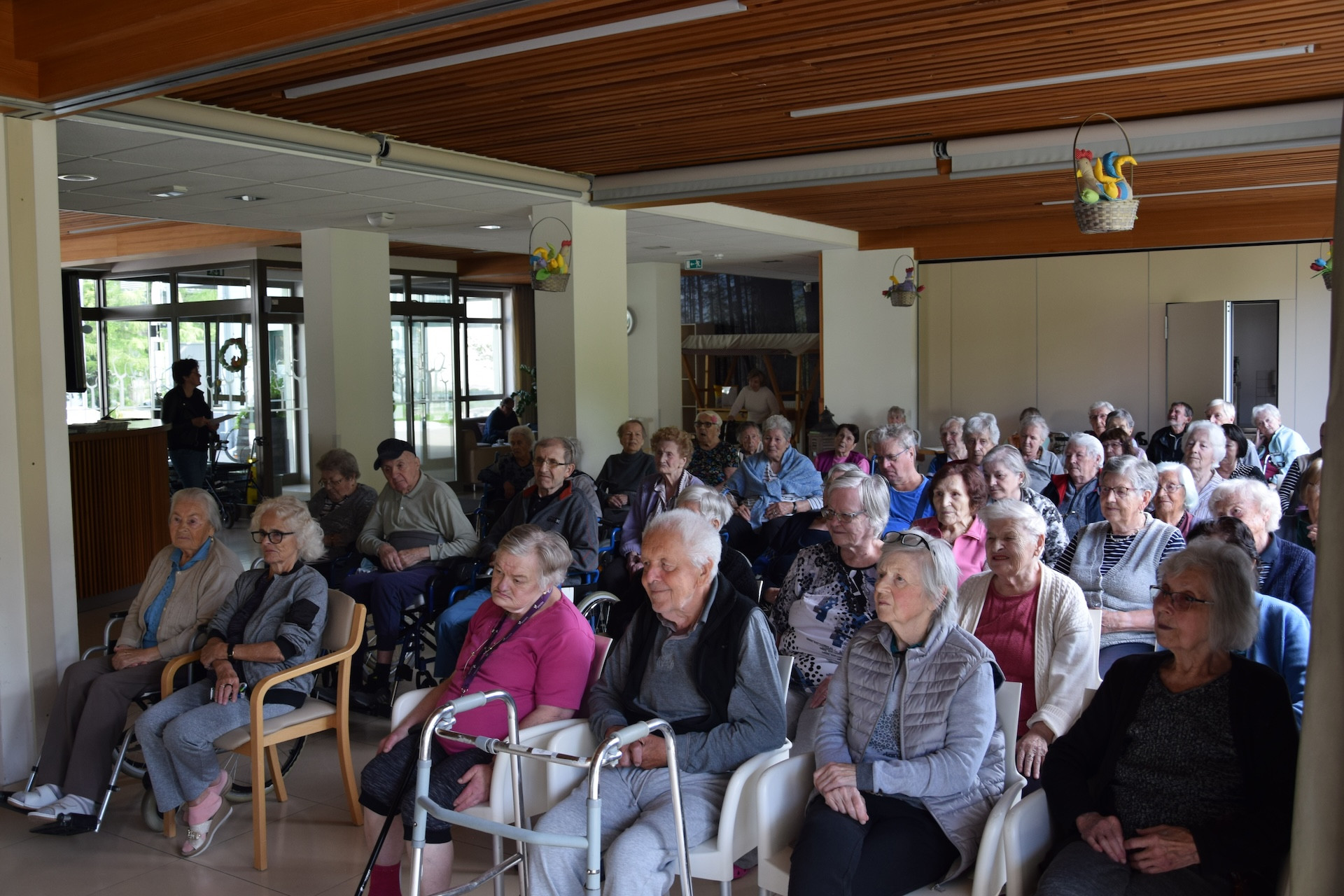 Nastop citrarke Danice Butinar v avli