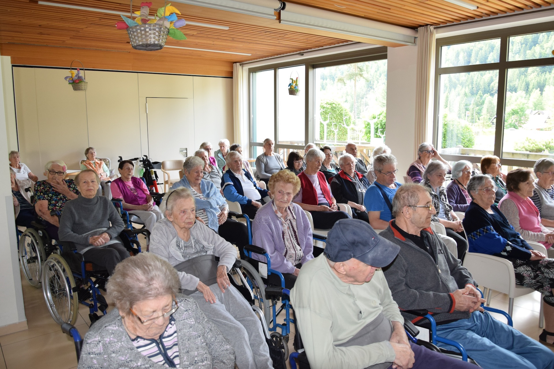 Nastop citrarke Danice Butinar v avli