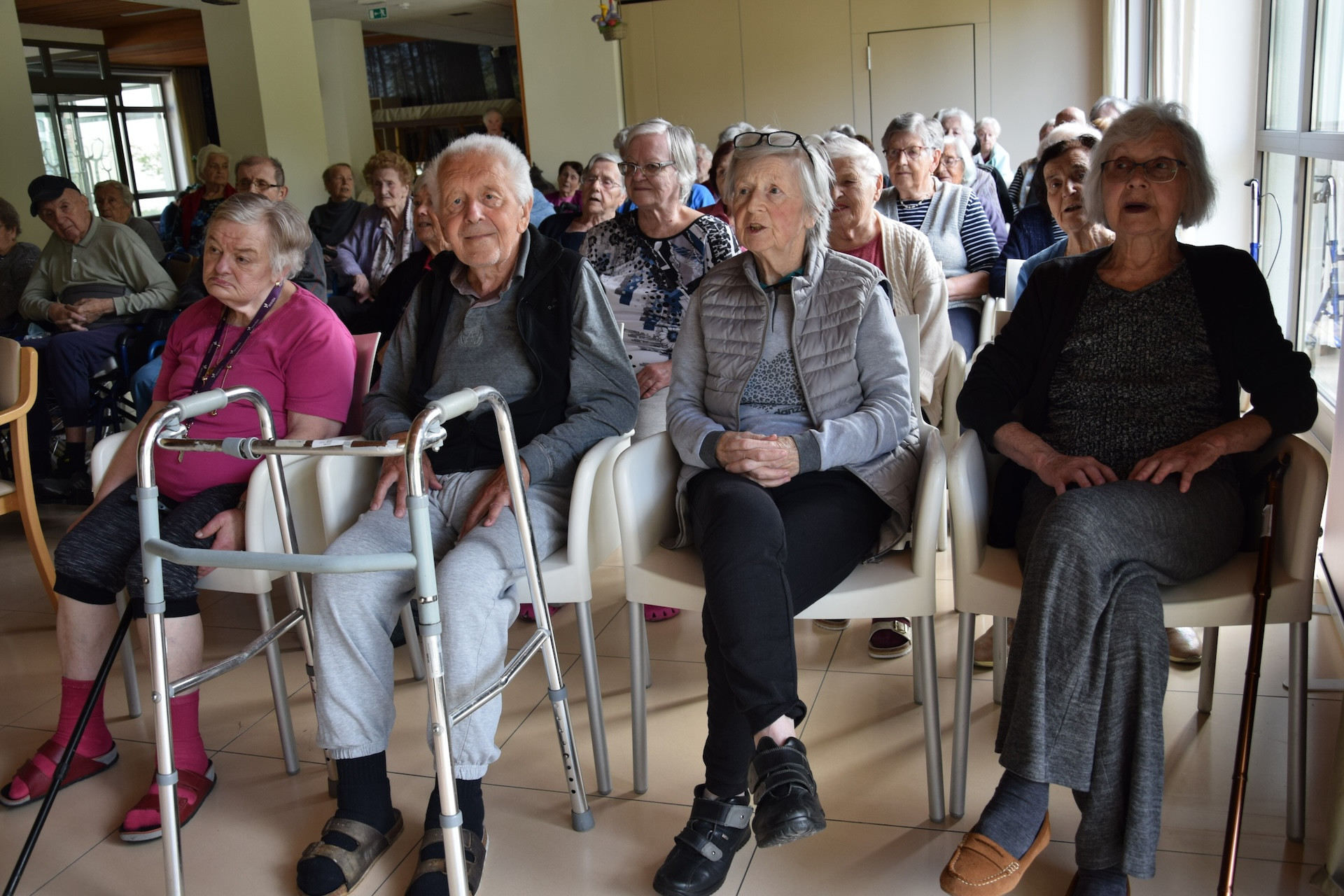 Nastop citrarke Danice Butinar v avli