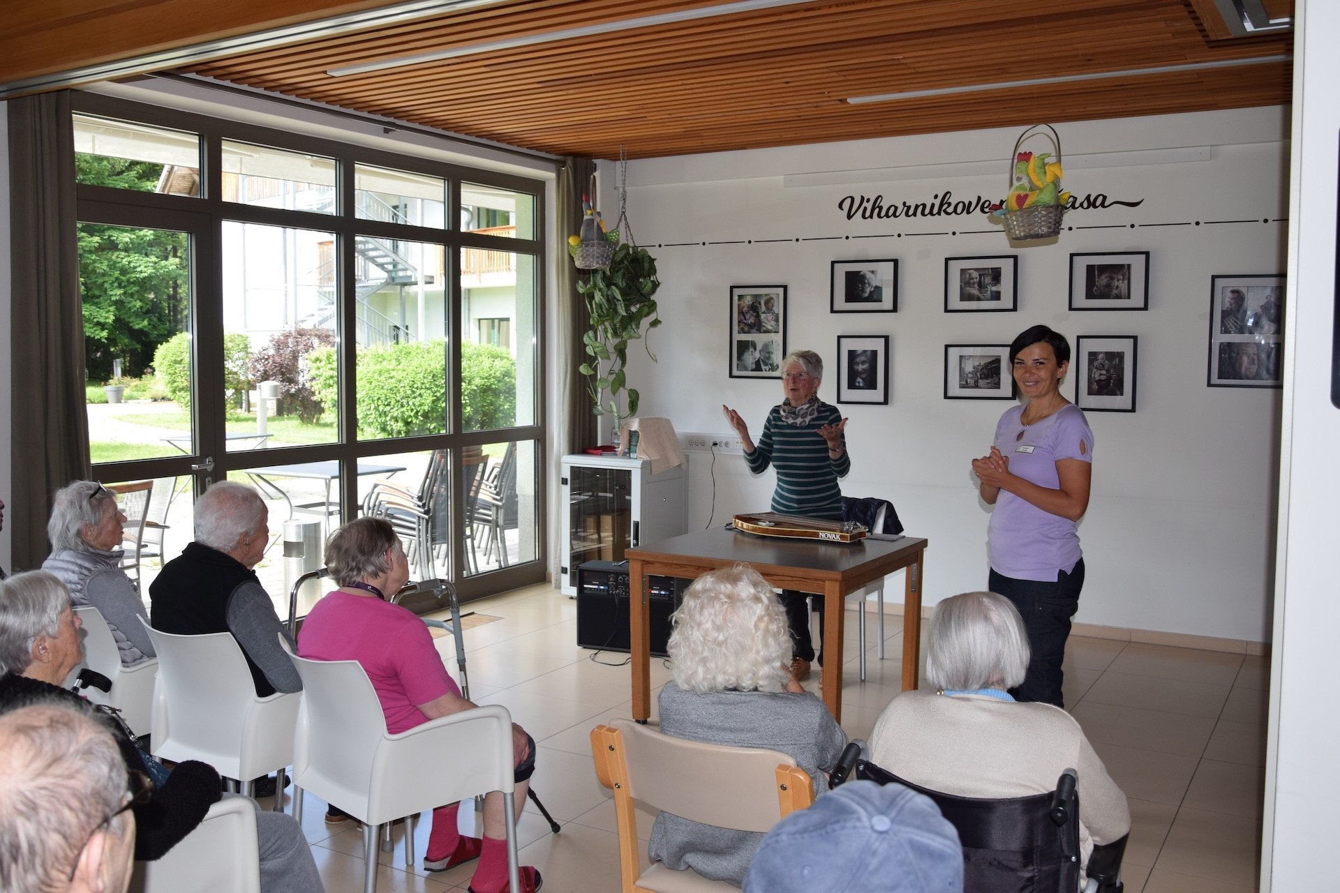 Nastop citrarke Danice Butinar v avli