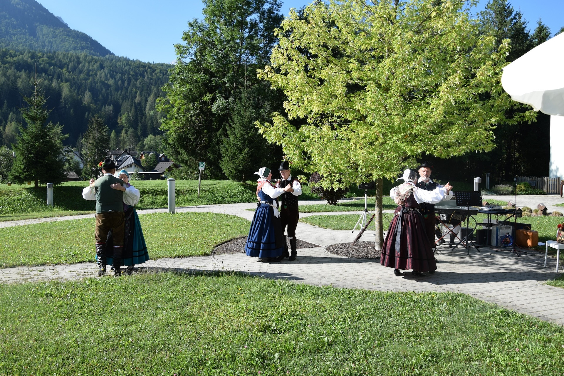 Nastop folklorne skupine Bled