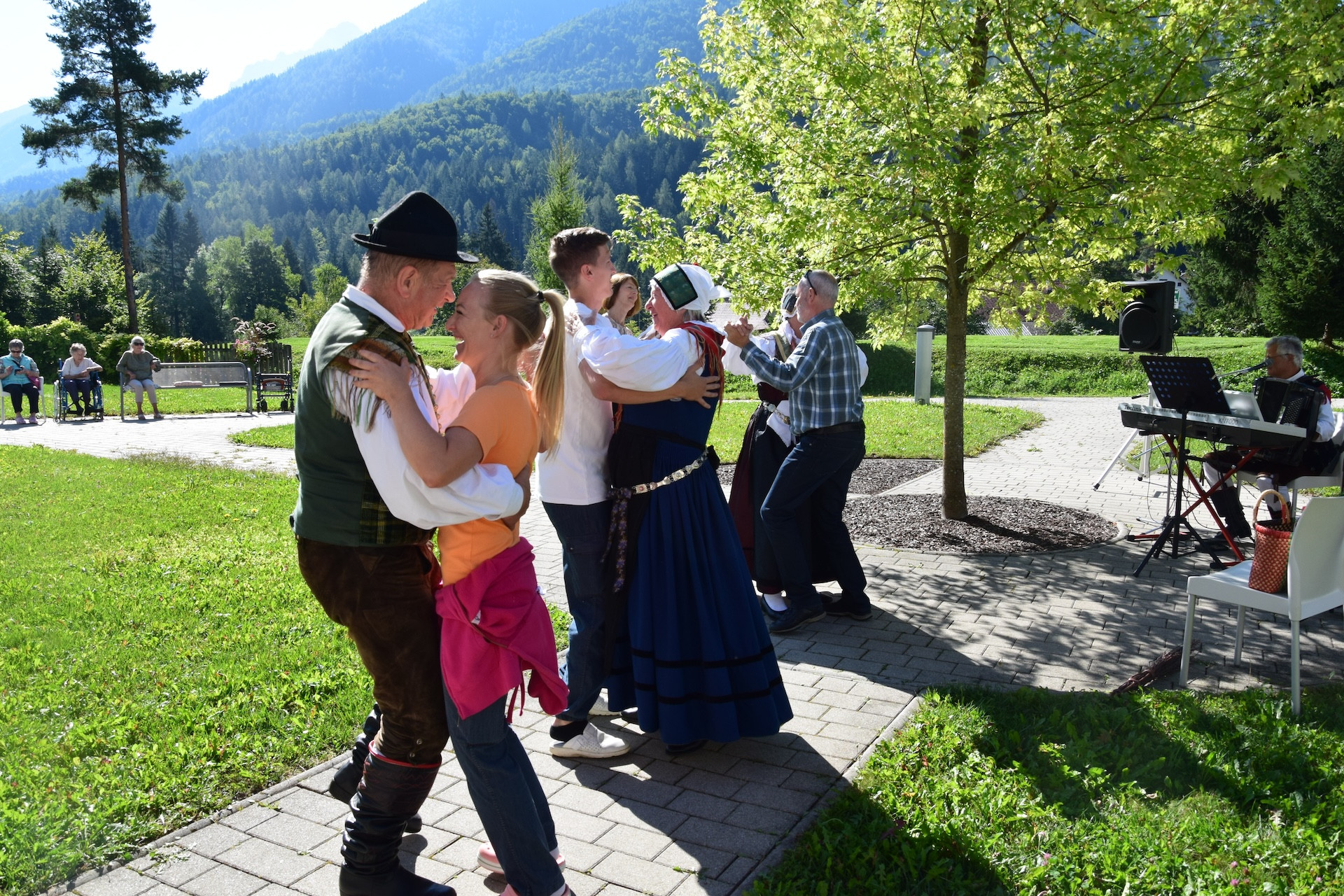 Nastop folklorne skupine Bled