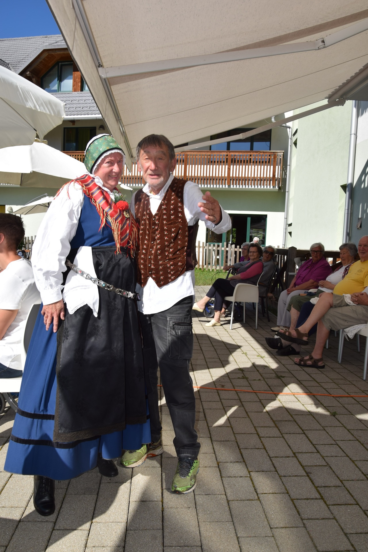 Nastop folklorne skupine Bled