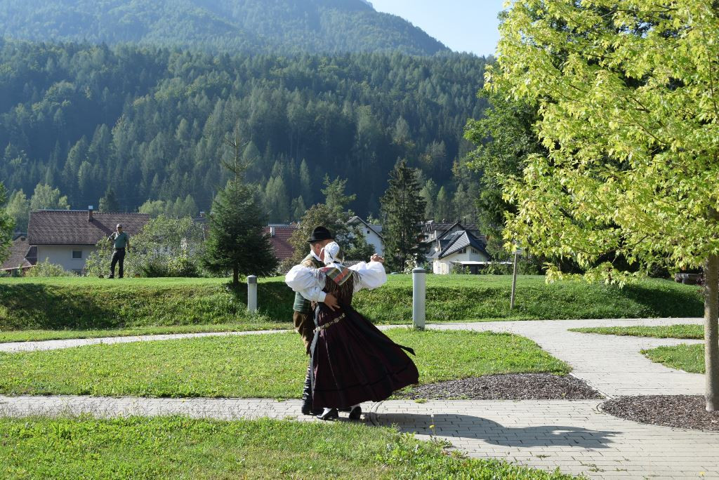 Nastop folklorne skupine Bled