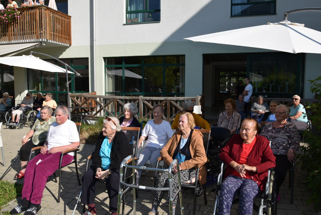 Nastop folklorne skupine Bled