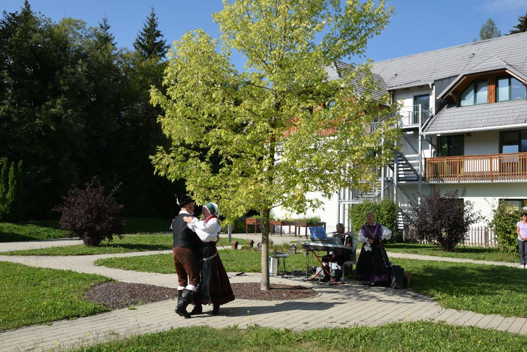 Nastop folklorne skupine Bled