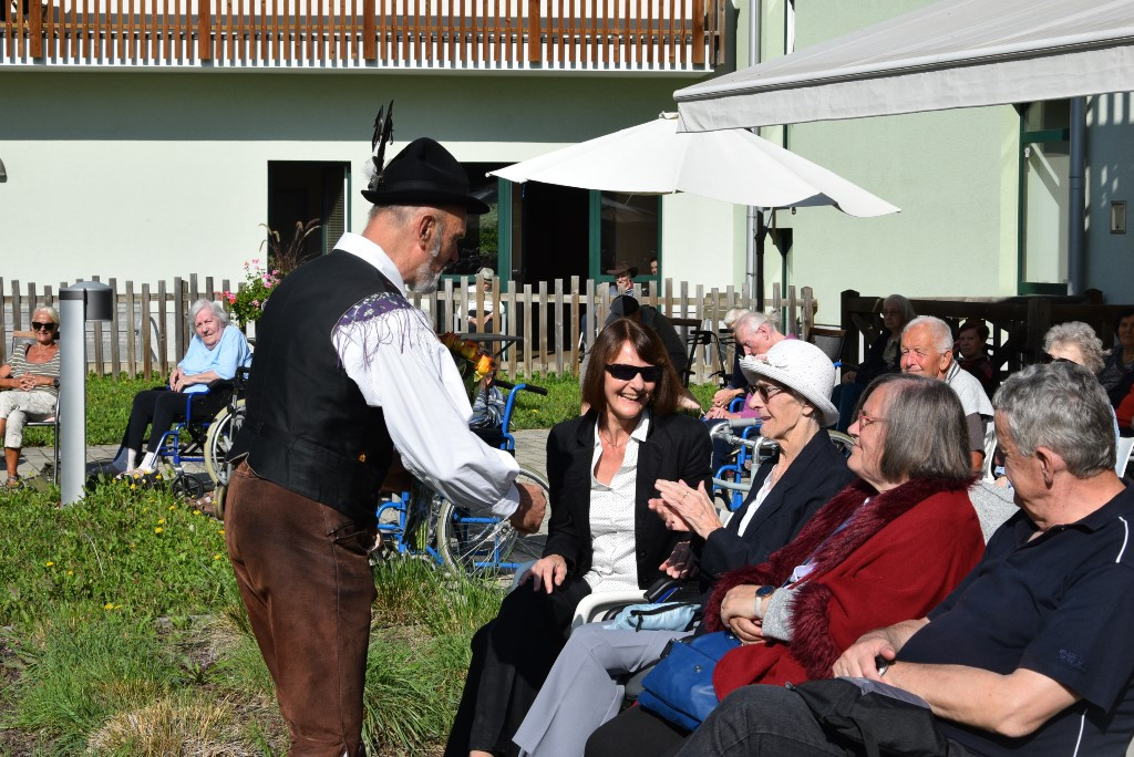 Nastop folklorne skupine Bled