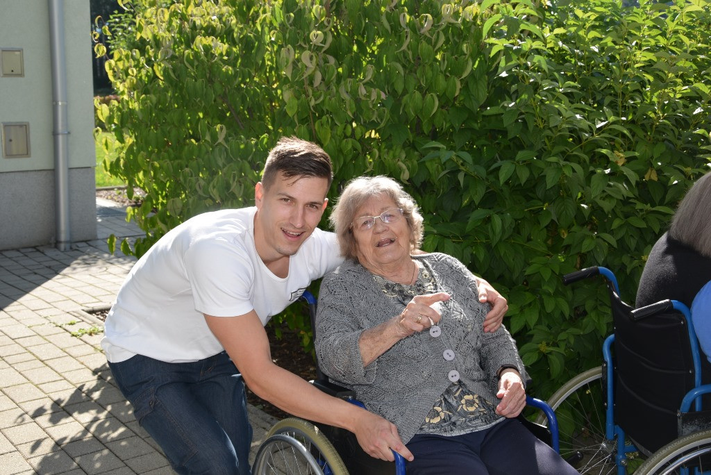 Nastop folklorne skupine Bled